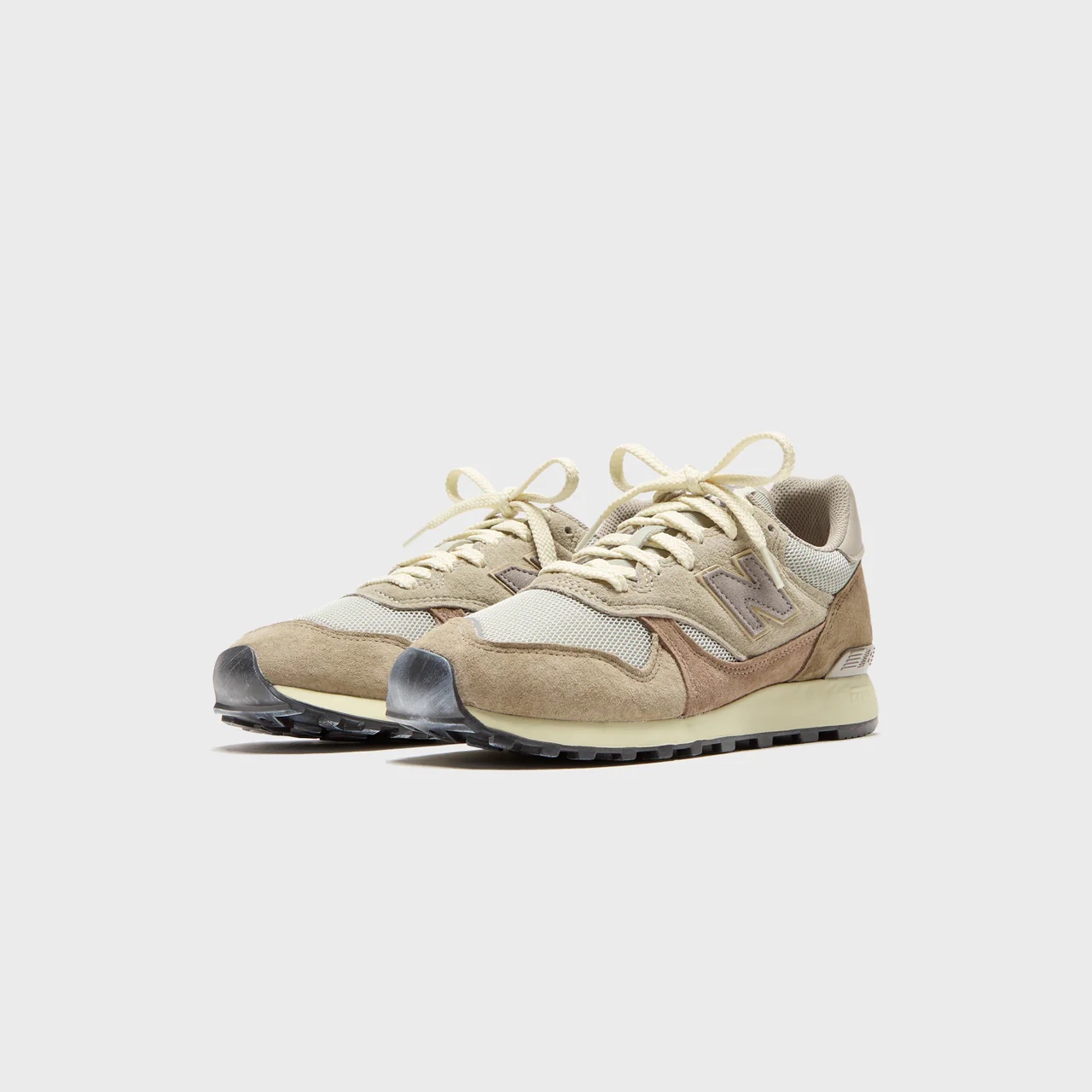 New Balance x Auralee 475 London Fog Taupe Gray 착용 스타일 - 1