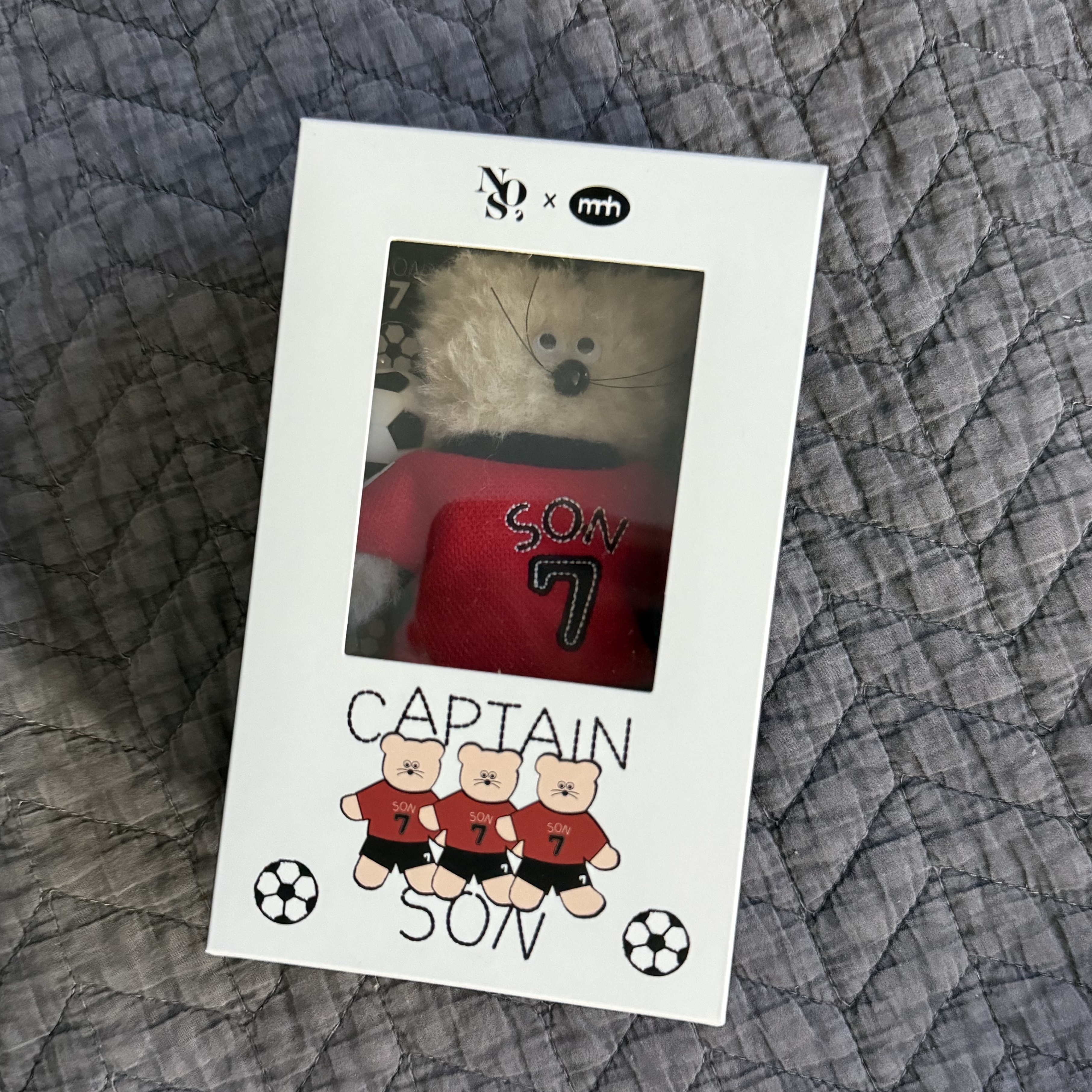 Monamhee x NOS7 Captain SON.hee Keyring Red 착용 스타일 - 2