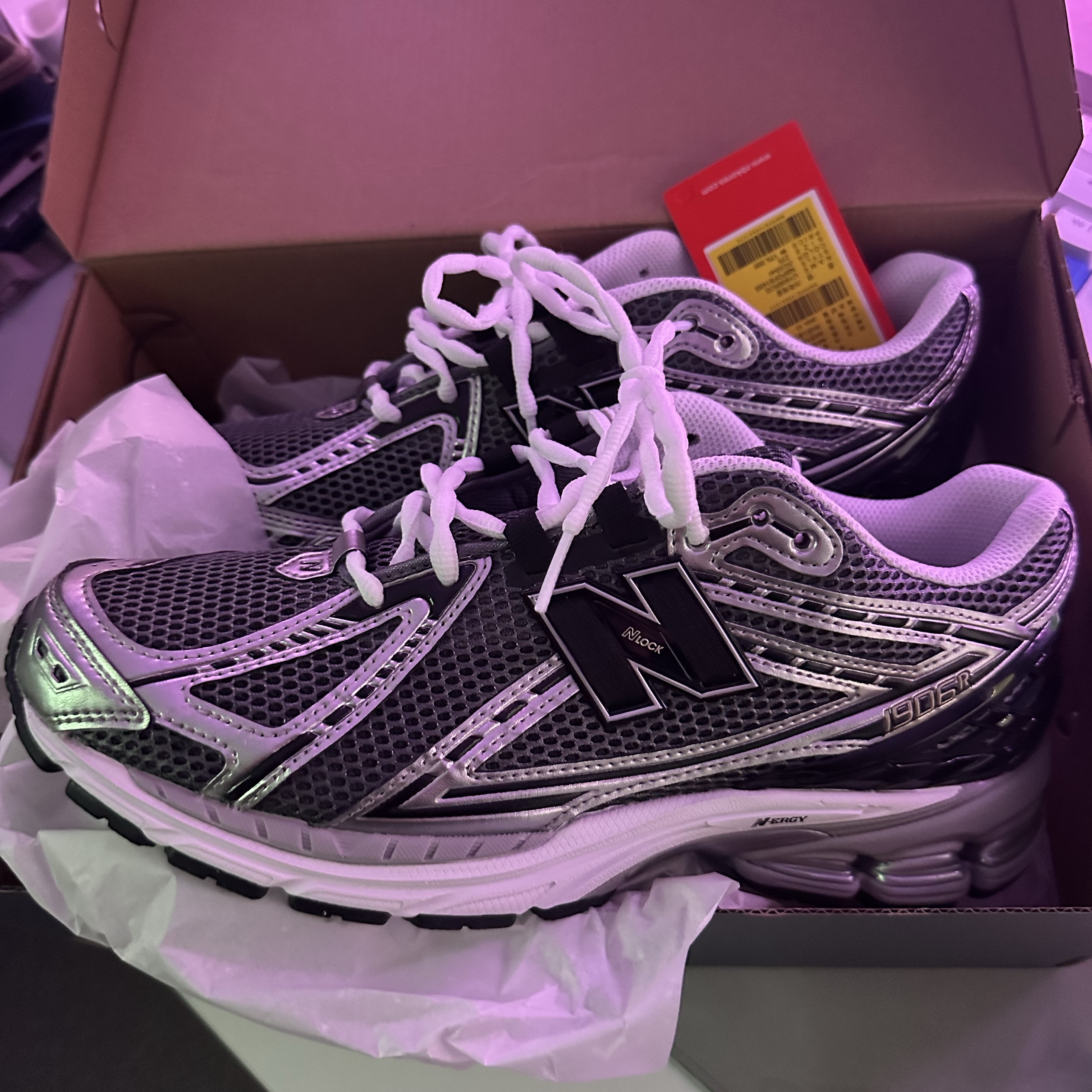 New Balance 1906 Silver Metallic 착용 스타일