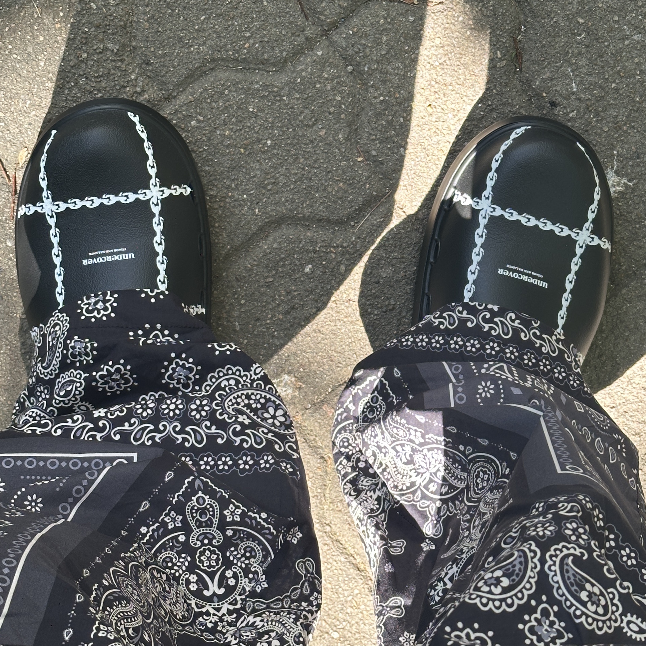 Oofos x Undercover Clog Black 착용 스타일 - 2