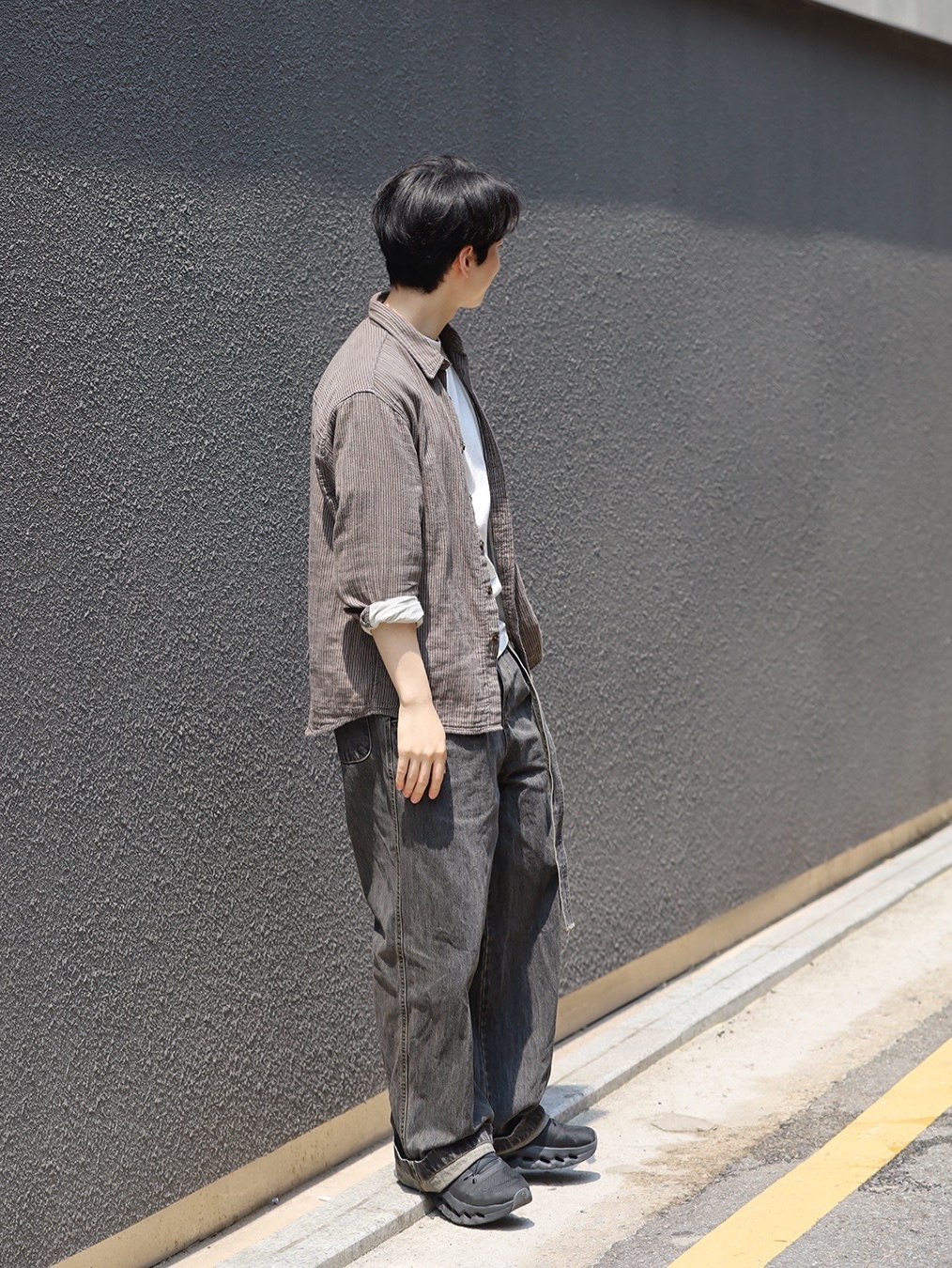 NA A NANA Gauze Stripe Shirt Brown, NA A NANA Pleats Belted Denim Pants Vintage Black 착용 스타일 - 3