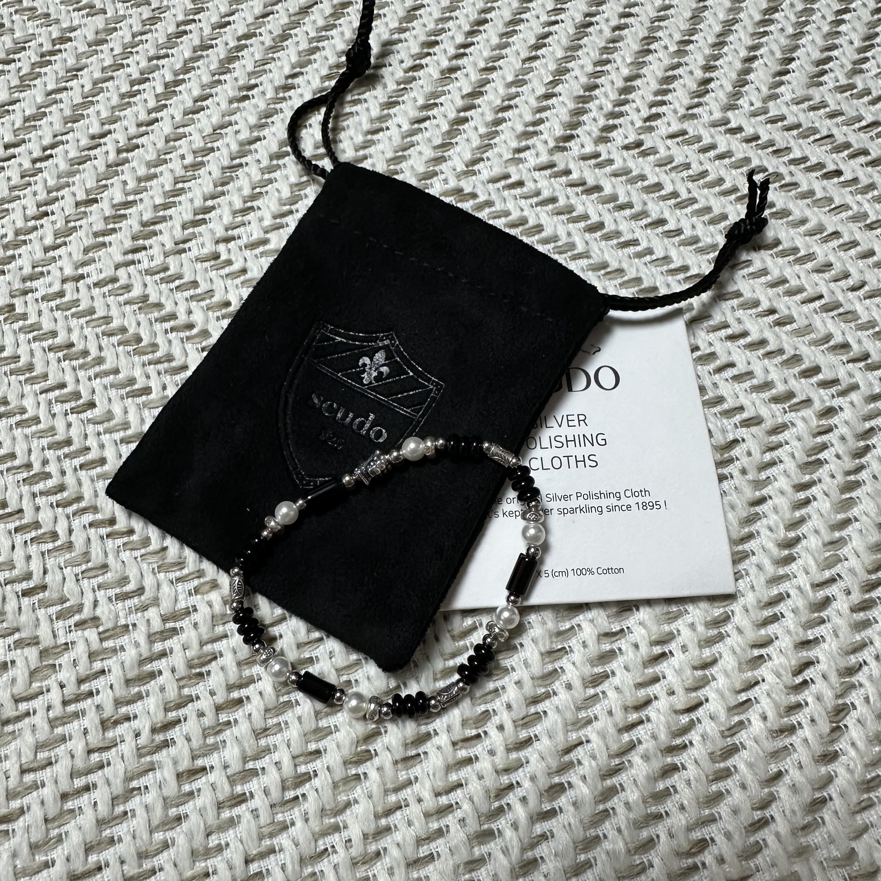 [KREAM 단독] Scudo Shell Black Pearl Beads Bracelet 착용 스타일