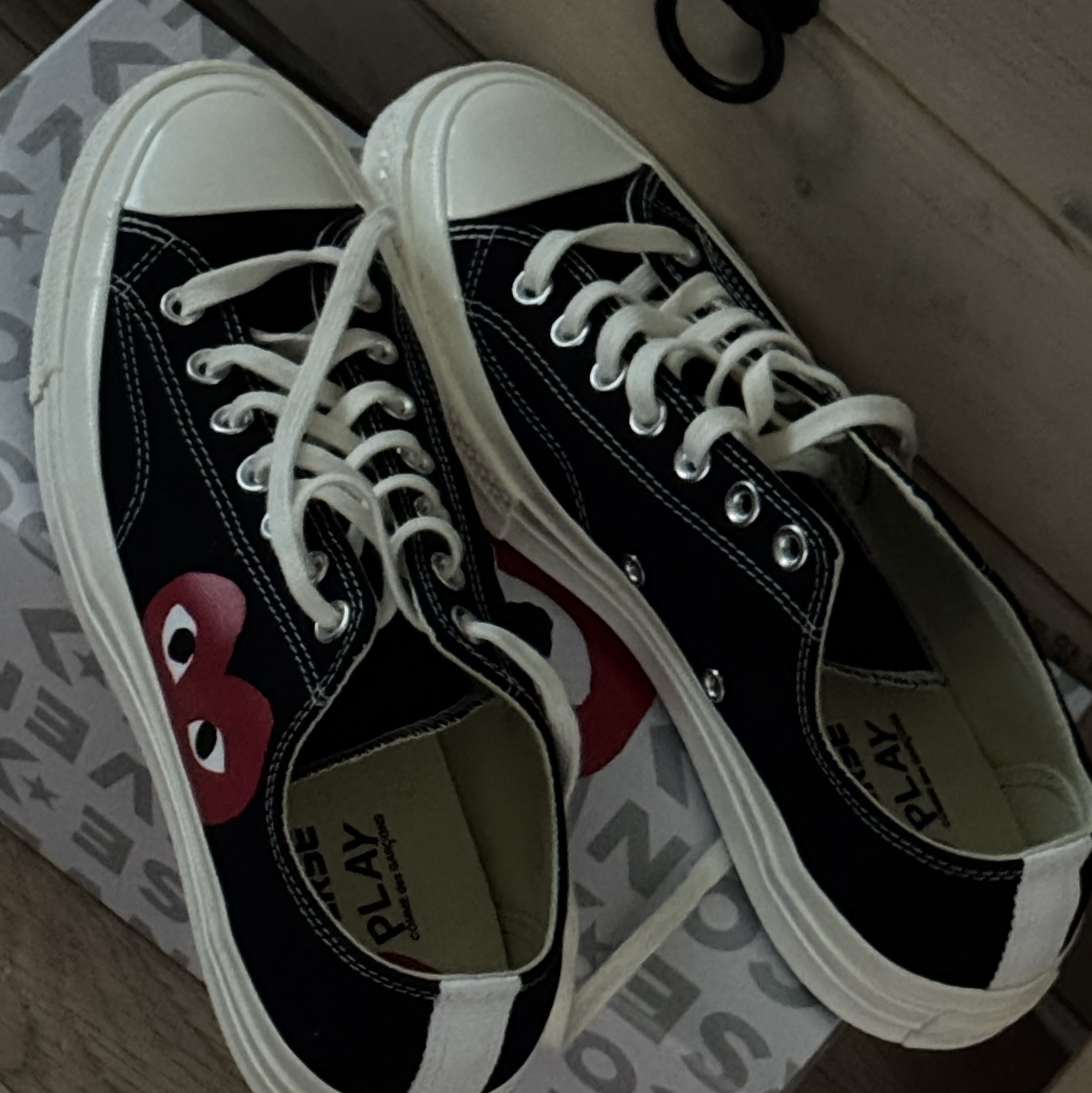 Converse x Play Comme des Garcons Chuck 70 Ox Black 착용 스타일 - 2