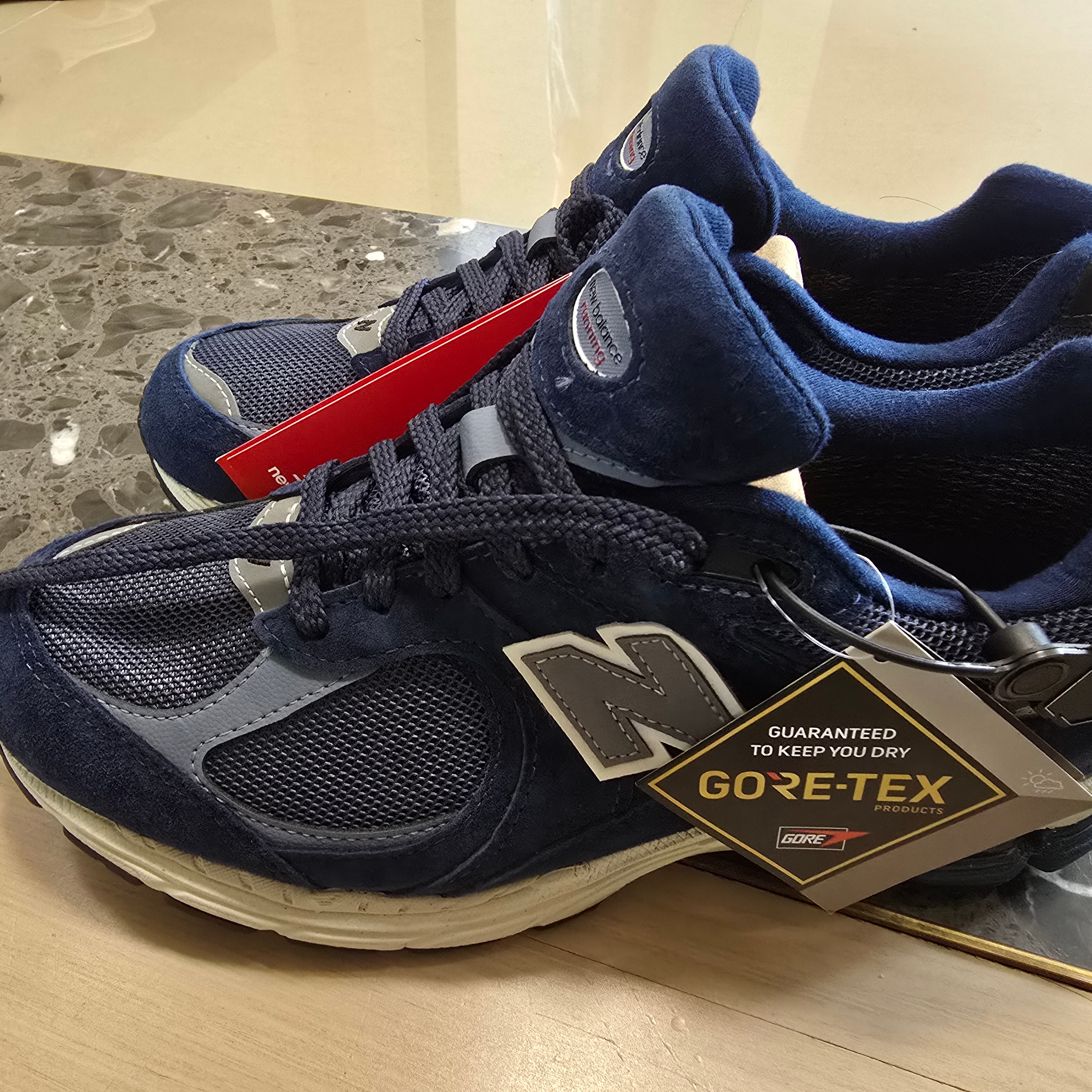 New Balance 2002R Gore-Tex Navy Arctic Grey 착용 스타일