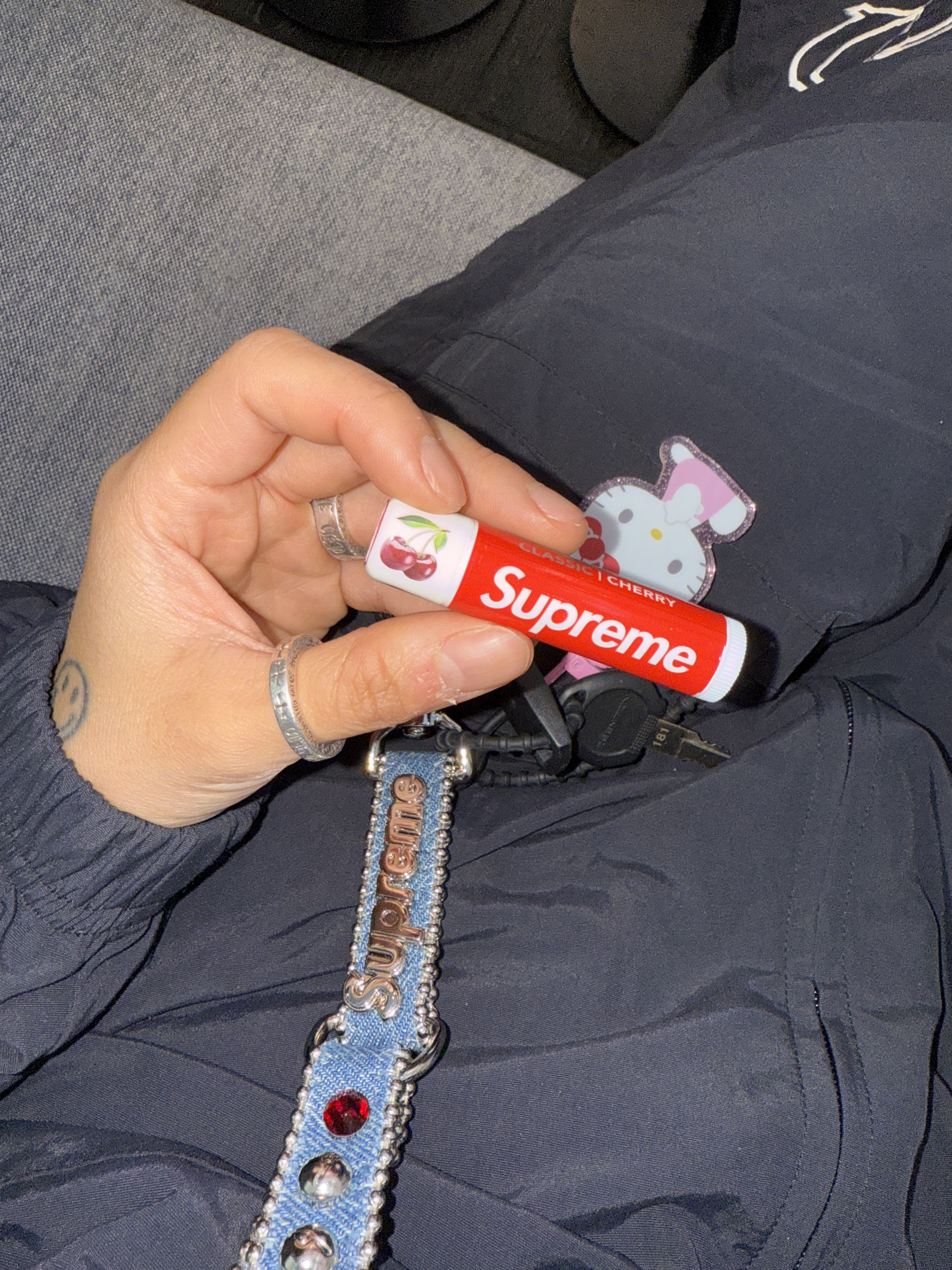 Supreme Chapstick Red (3 Pack) 착용 스타일