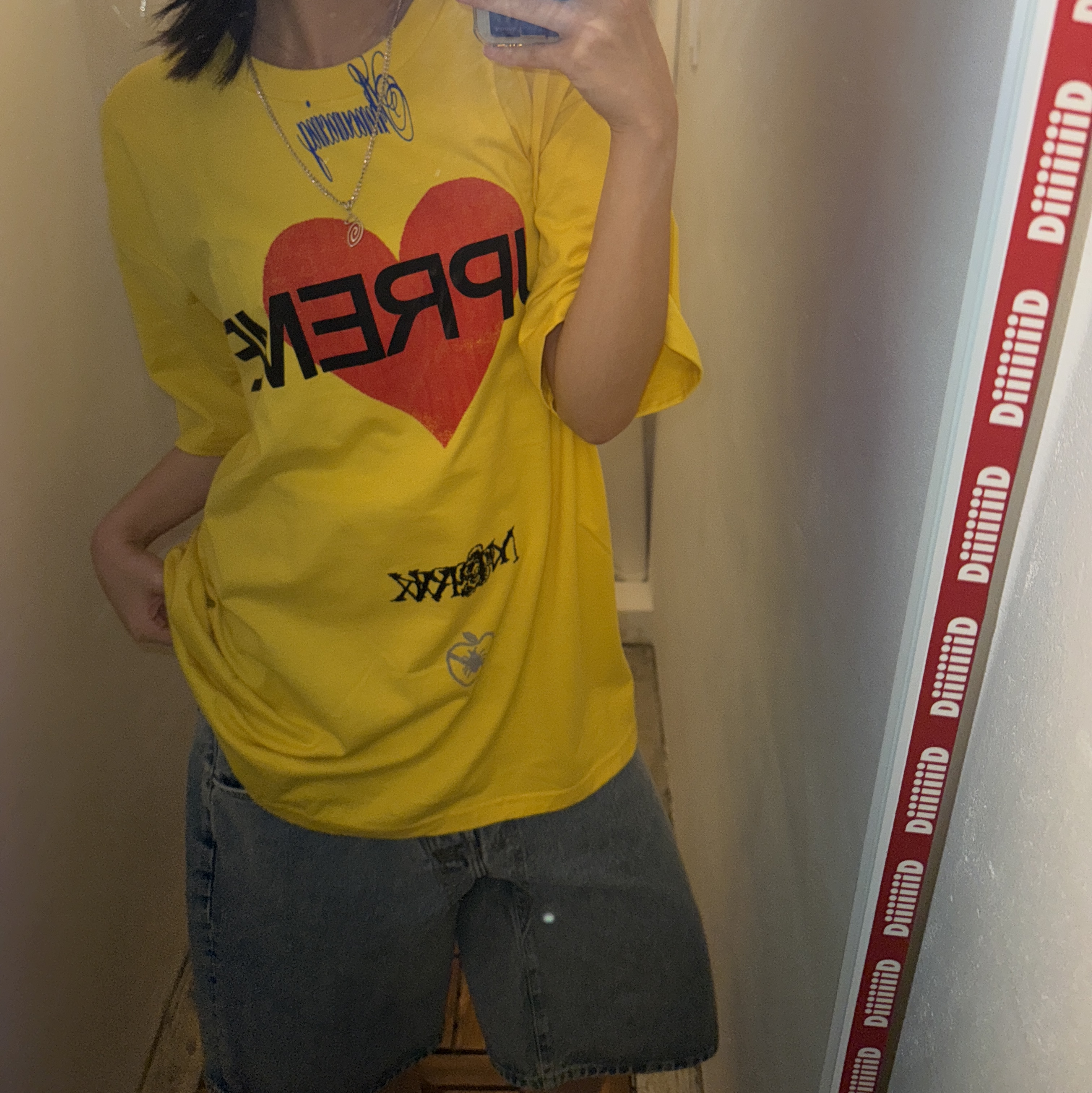 Supreme Announcing T-Shirt Yellow - 25SS, Supreme Announcing T-Shirt White - 25SS 착용 스타일 - 3