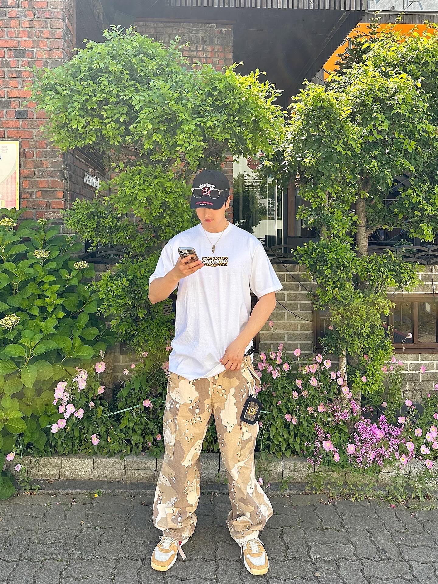 Supreme Shanghai Box Logo T-Shirt White - 24SS, Stussy Ripstop Military Cargo Pants Desert Camo 착용 스타일 - 4