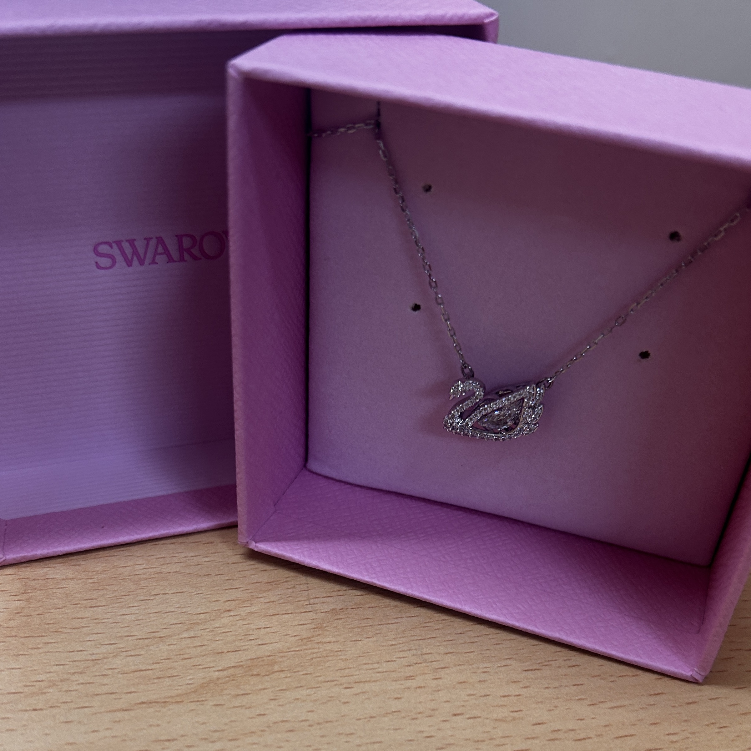 (W) Swarovski Dancing Swan Necklace White Rhodium Plated 착용 스타일