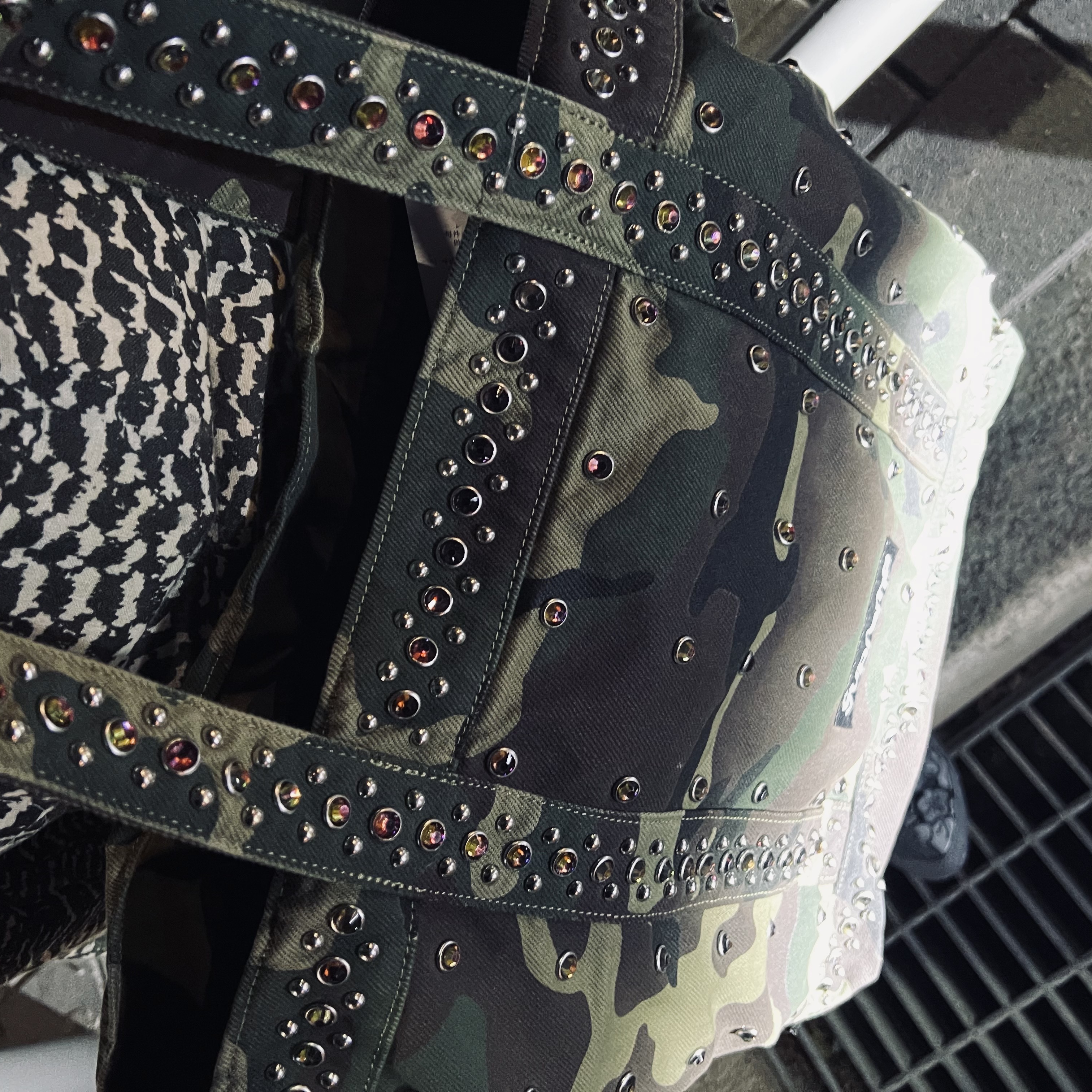 Supreme x B.B. Simon Denim Tote Bag Woodland Camo - 25SS, Supreme Military Camp Cap Olive - 25SS 착용 스타일 - 3