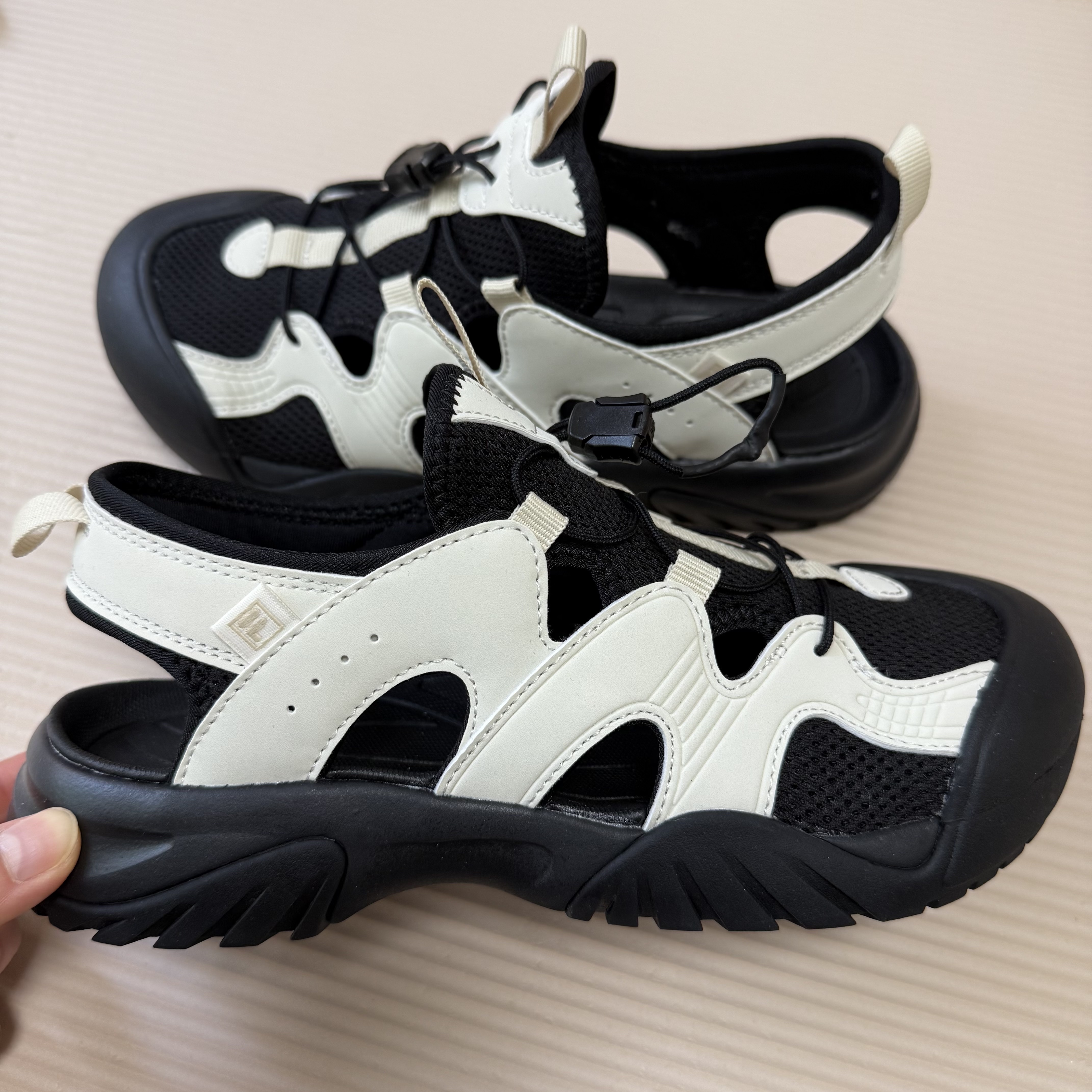 [6% 적립] Fila Peito Sandals V2 Cream 착용 스타일 - 1