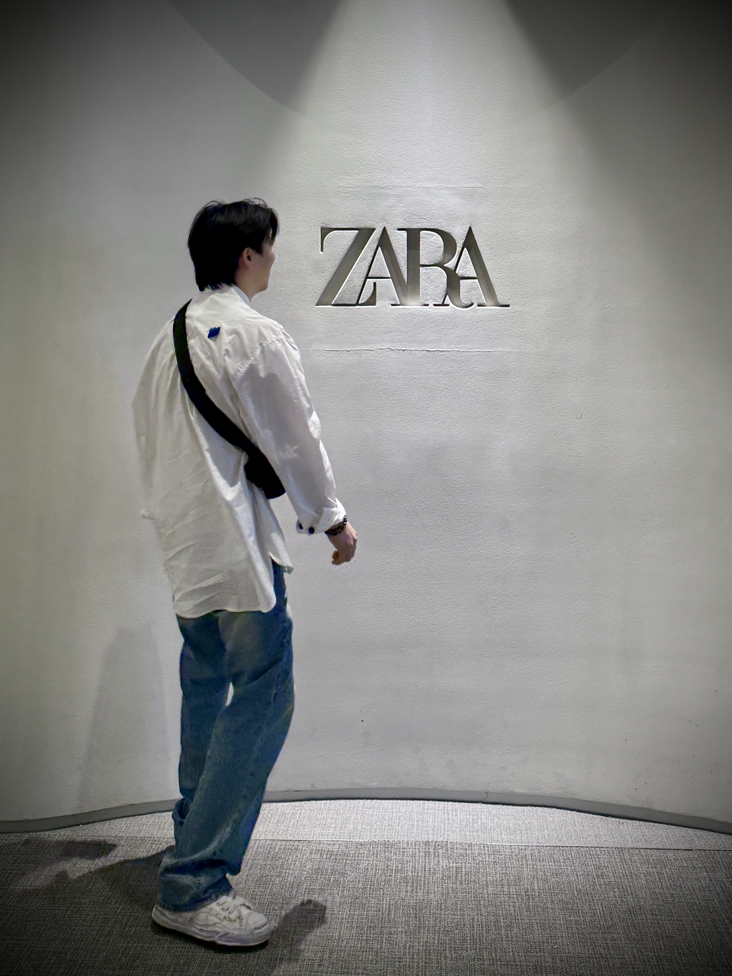 Zara x Ader Error Oversized Shirt White, Maison Mihara Yasuhiro Hank OG Sole Brushed Shrink Leather Low-top Sneakers White 착용 스타일 - 2