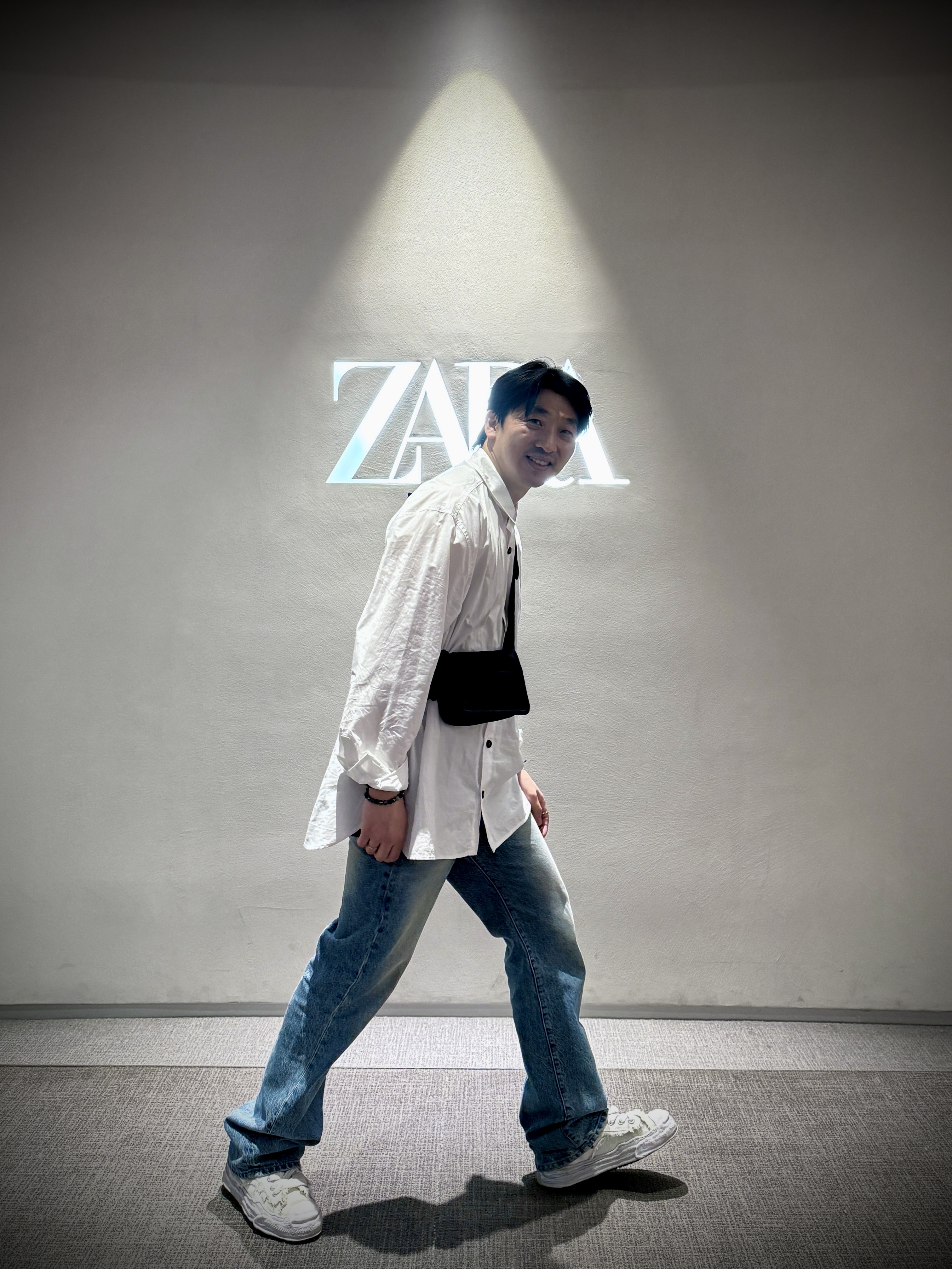Zara x Ader Error Oversized Shirt White, Maison Mihara Yasuhiro Hank OG Sole Brushed Shrink Leather Low-top Sneakers White 착용 스타일 - 4
