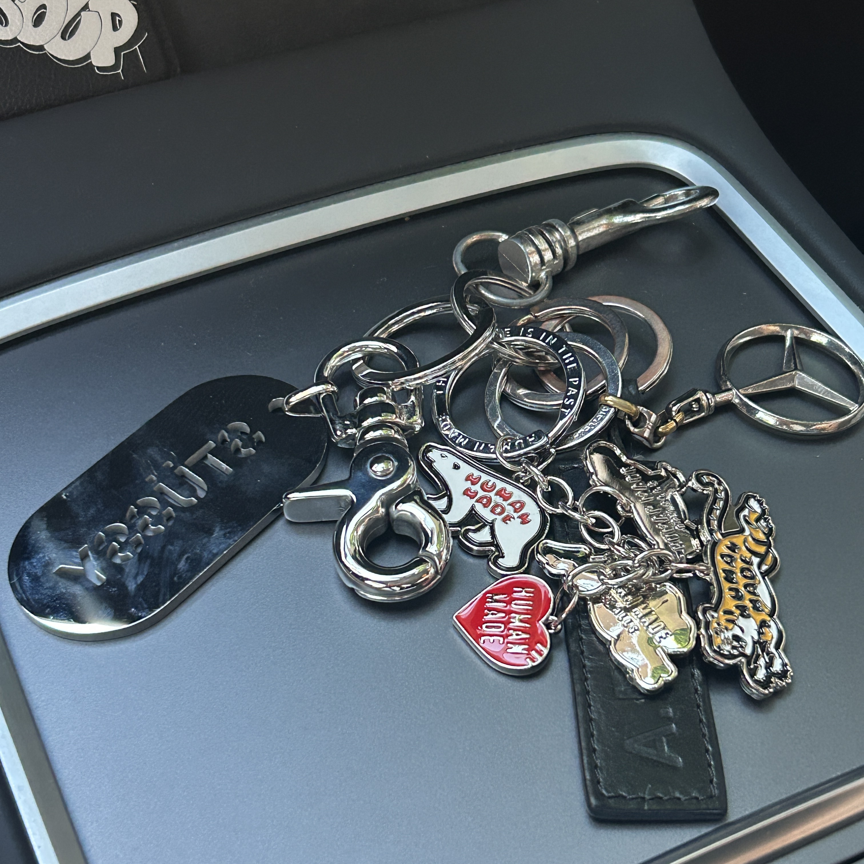 Stussy Metal Tag Keychain Silver, Human Made Animal Heart Keyring Silver Red 착용 스타일