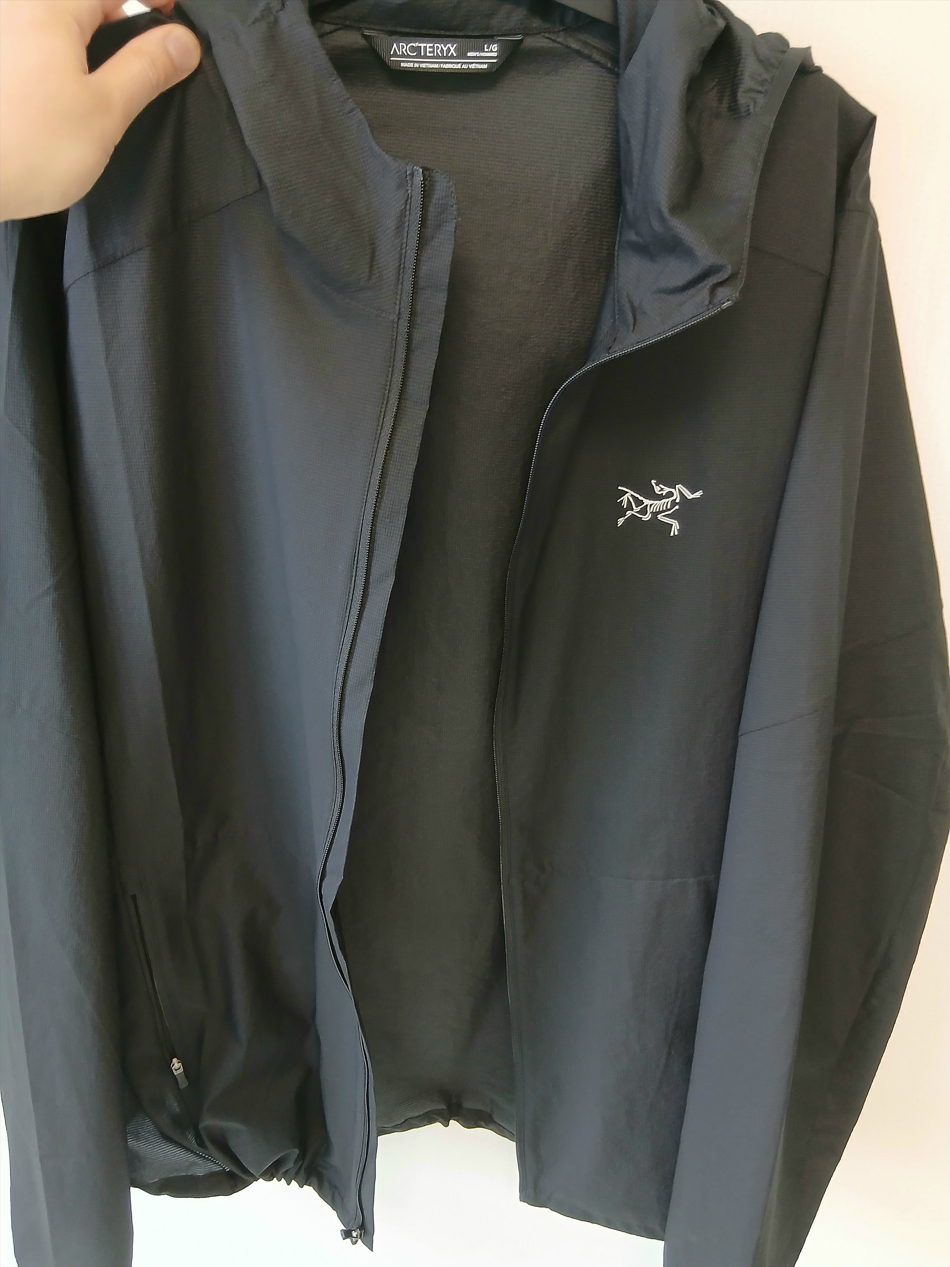 Arc'teryx Bird Word Trucker Hat Black Cloud, Arc'teryx Incendo Airshell Hoody Black 착용 스타일 - 5