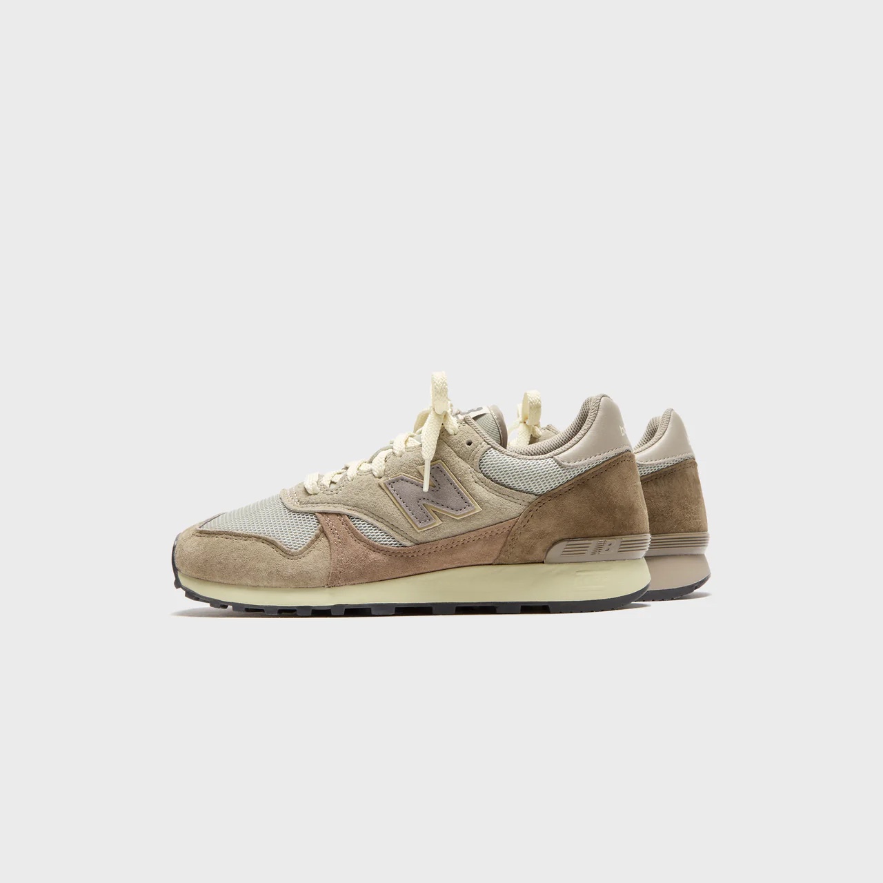 New Balance x Auralee 475 London Fog Taupe Gray 착용 스타일 - 3