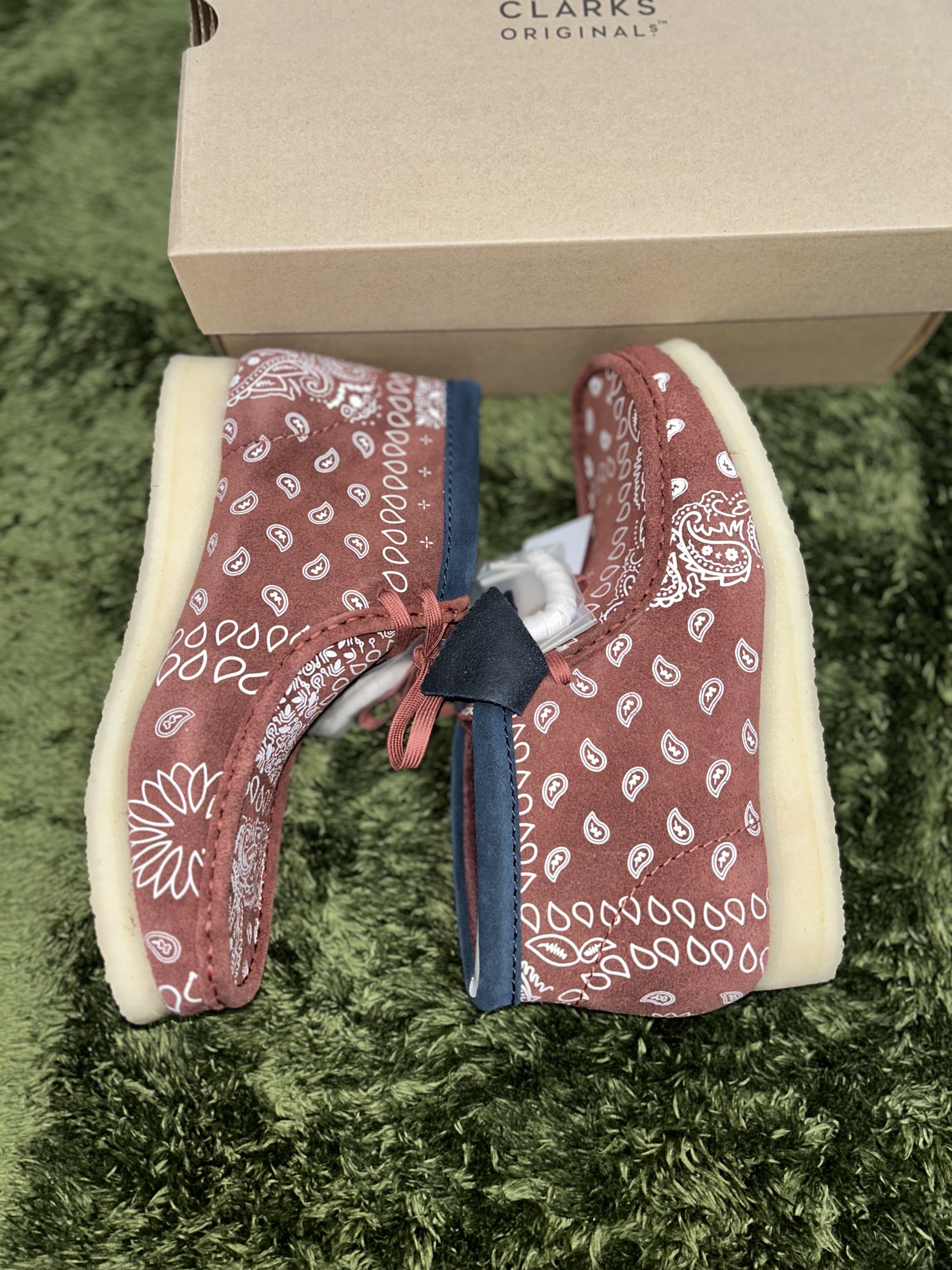 Clarks Wallabee Boots Brick Paisley 착용 스타일 - 5