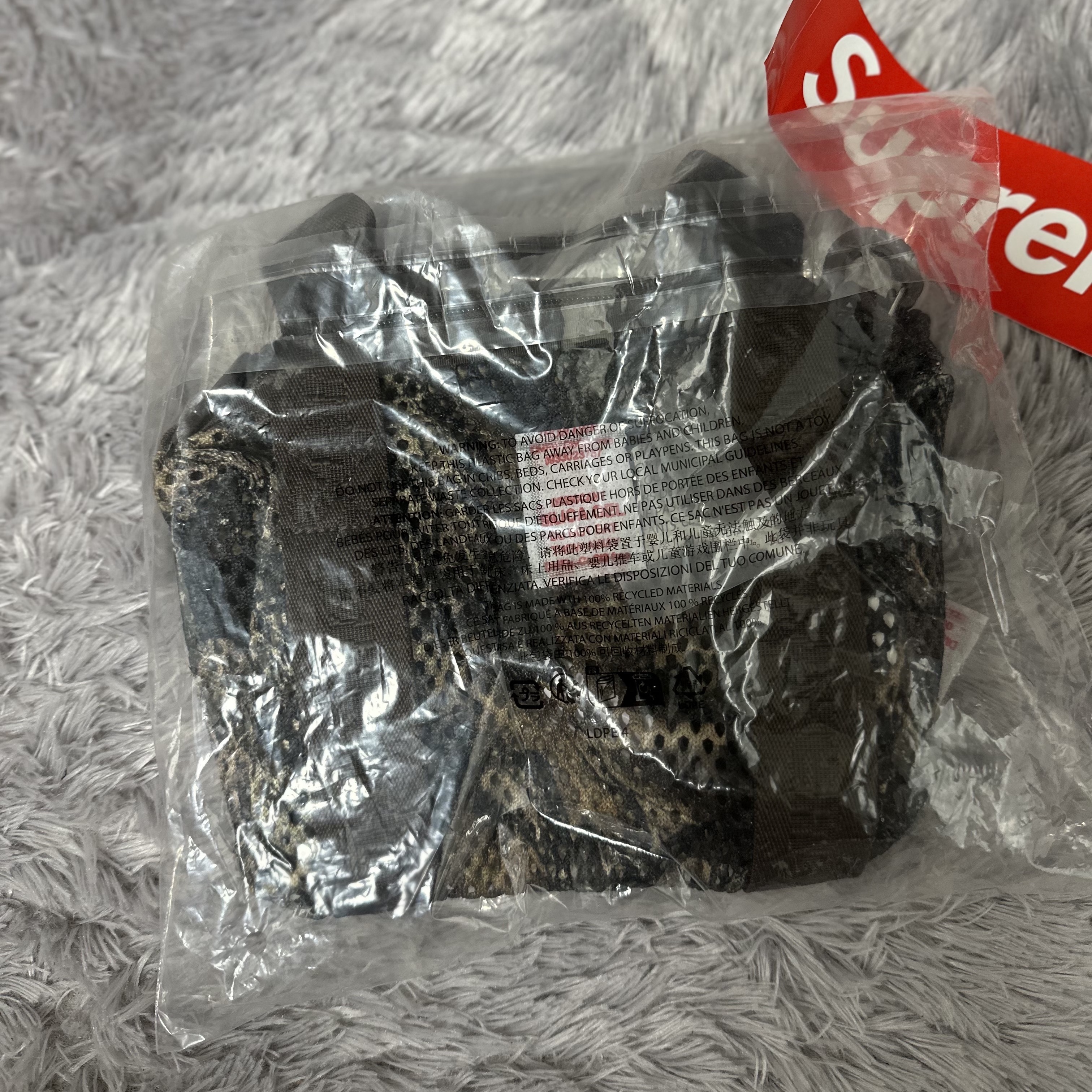 Supreme Mesh Mini Duffle Bag Truetimber Kanati Camo - 25SS 착용 스타일 - 2