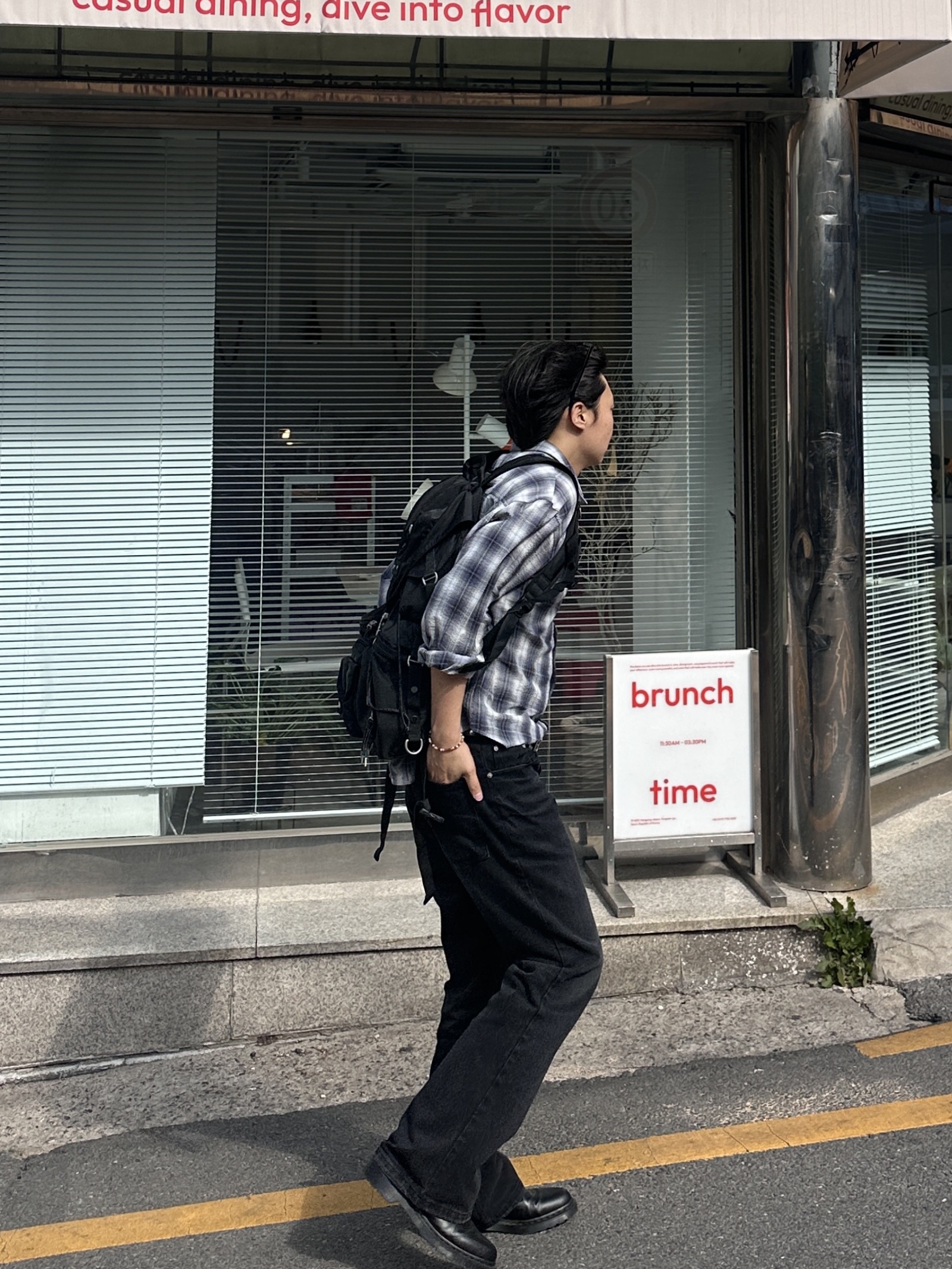 Permanent Archive Ombre Checkered Shirt Navy, Permanent Archive Semi Flare Denim Pants Black 착용 스타일 - 1