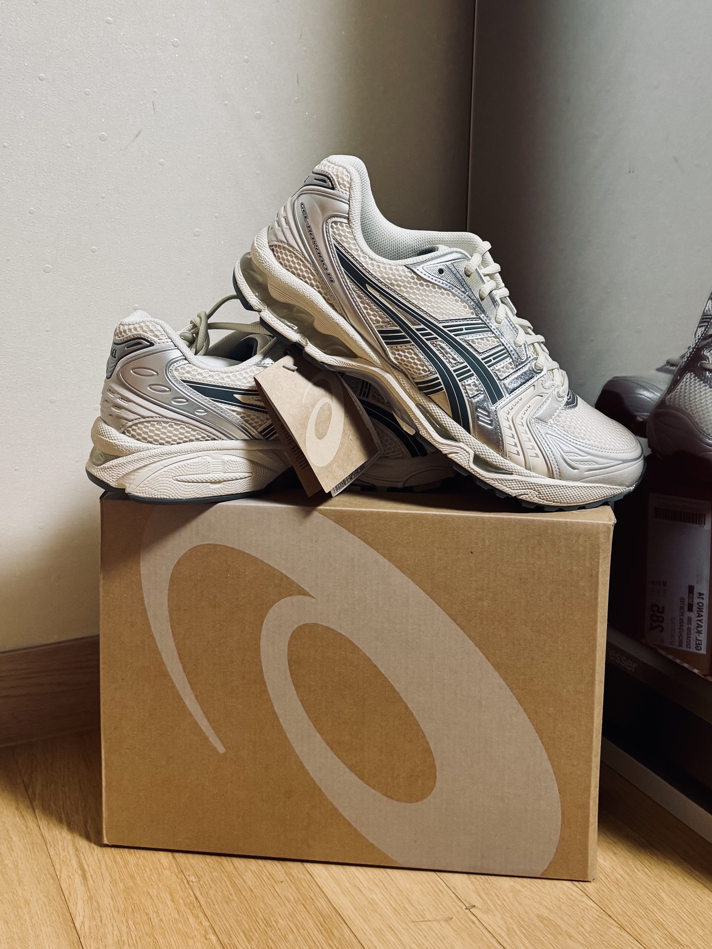 Asics Gel-Kayano 14 Birch Dark Pewter 착용 스타일