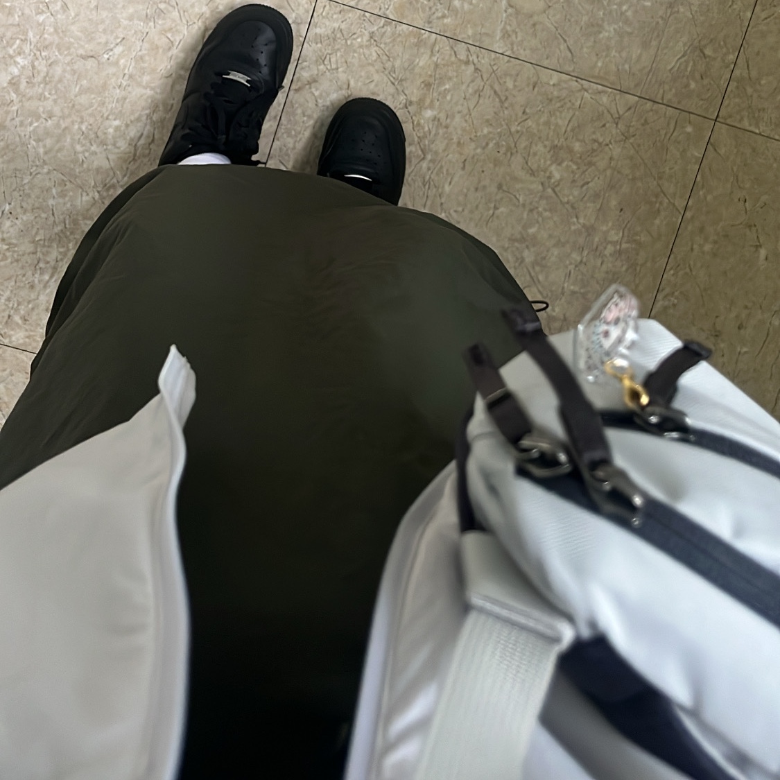 The North Face Free Jacket Light Gray, Arc'teryx Mantis 1 Waistpack Solitude Graphite 착용 스타일