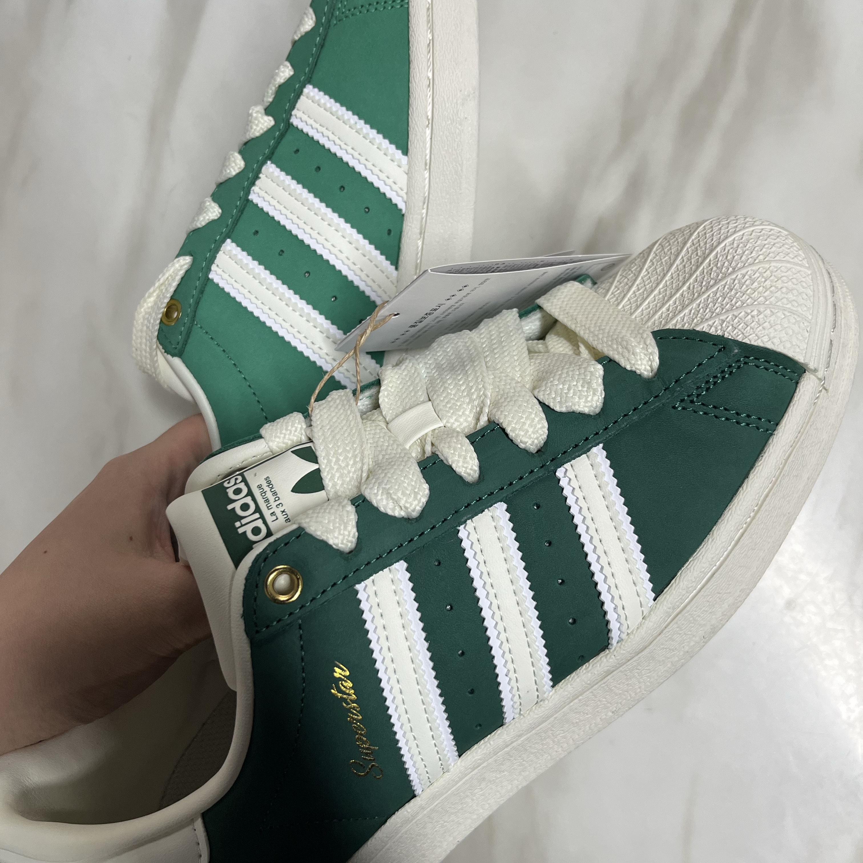 Adidas Superstar Dark Green Core White 착용 스타일 - 1