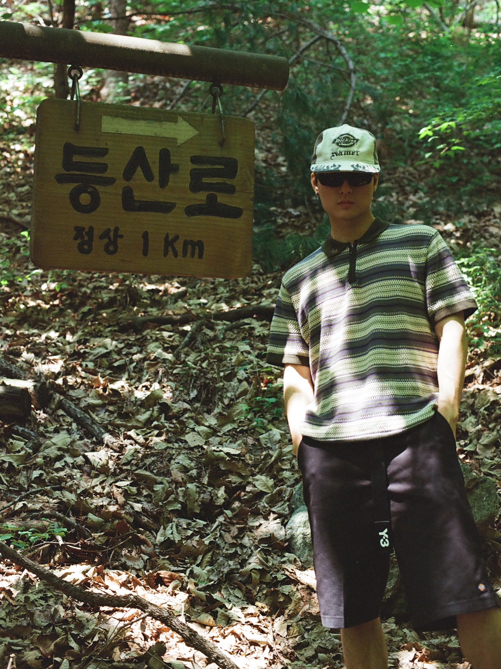 Oakley SI Gascan Polished Black Frame Grey Lenses High Bridge Fit, Y-3 Classic Logo Belt Black 착용 스타일 - 3