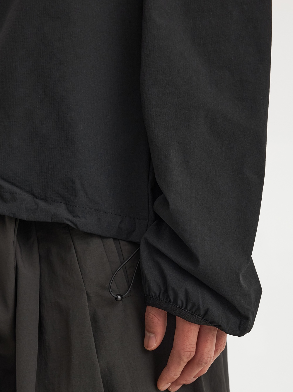 Roa Technical Windbreaker Jacket Black 착용 스타일 - 5