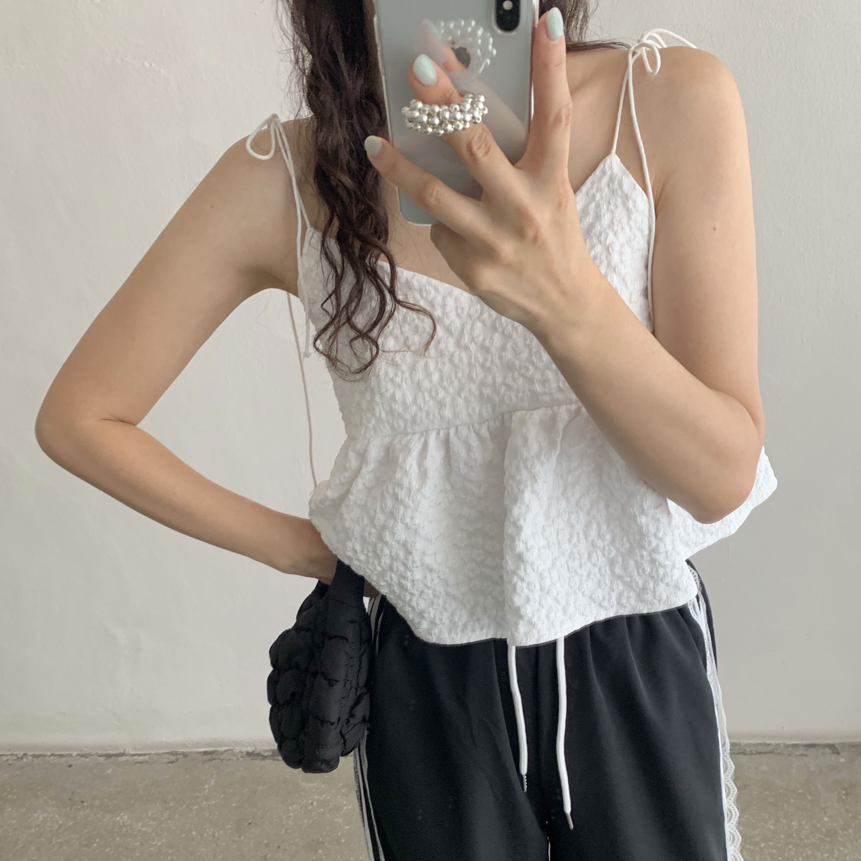 COS Quilted Mini Bag Black 착용 스타일 - 4