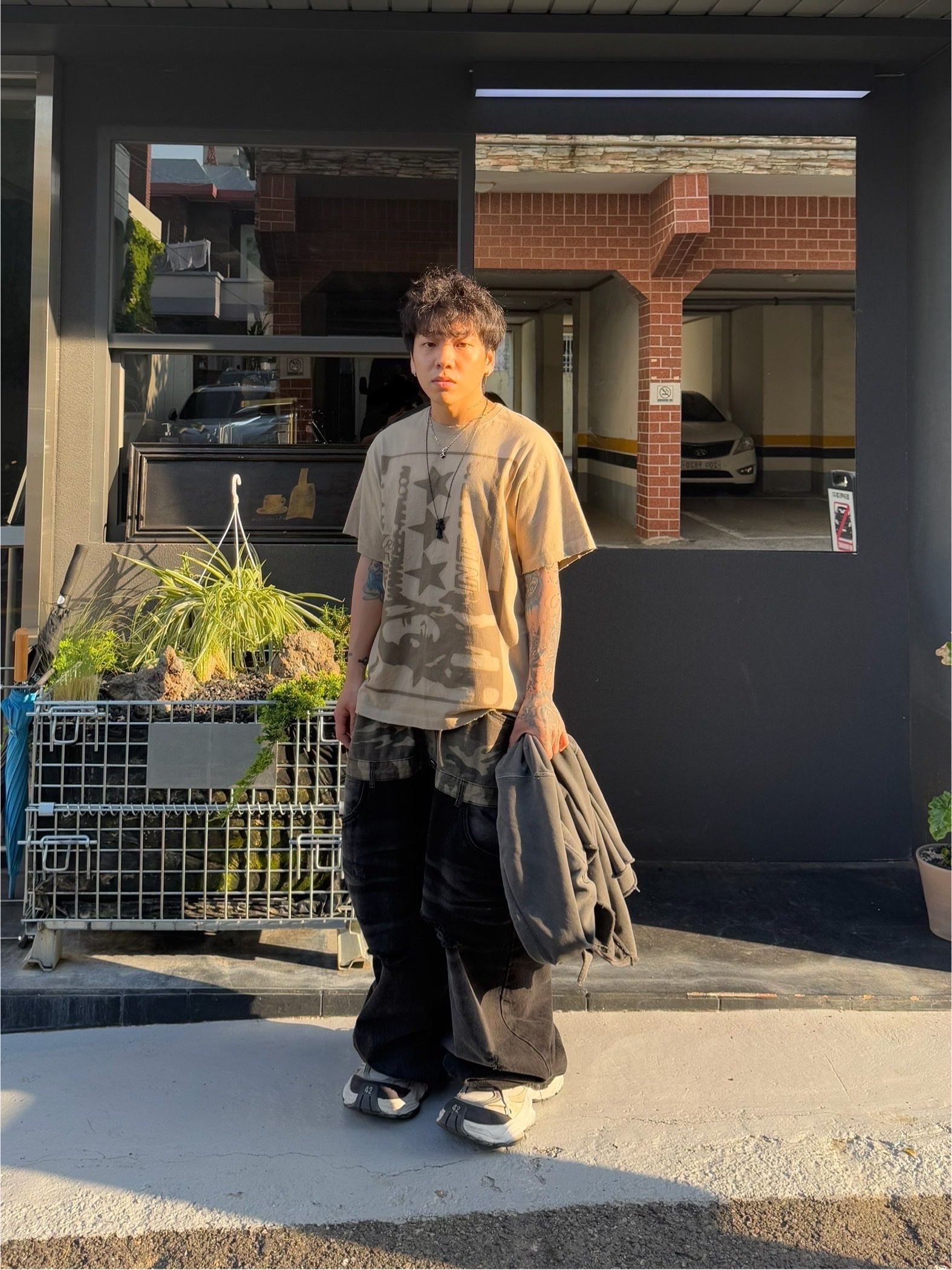 Balenciaga Cargo Sneakers White Grey 착용 스타일 - 2