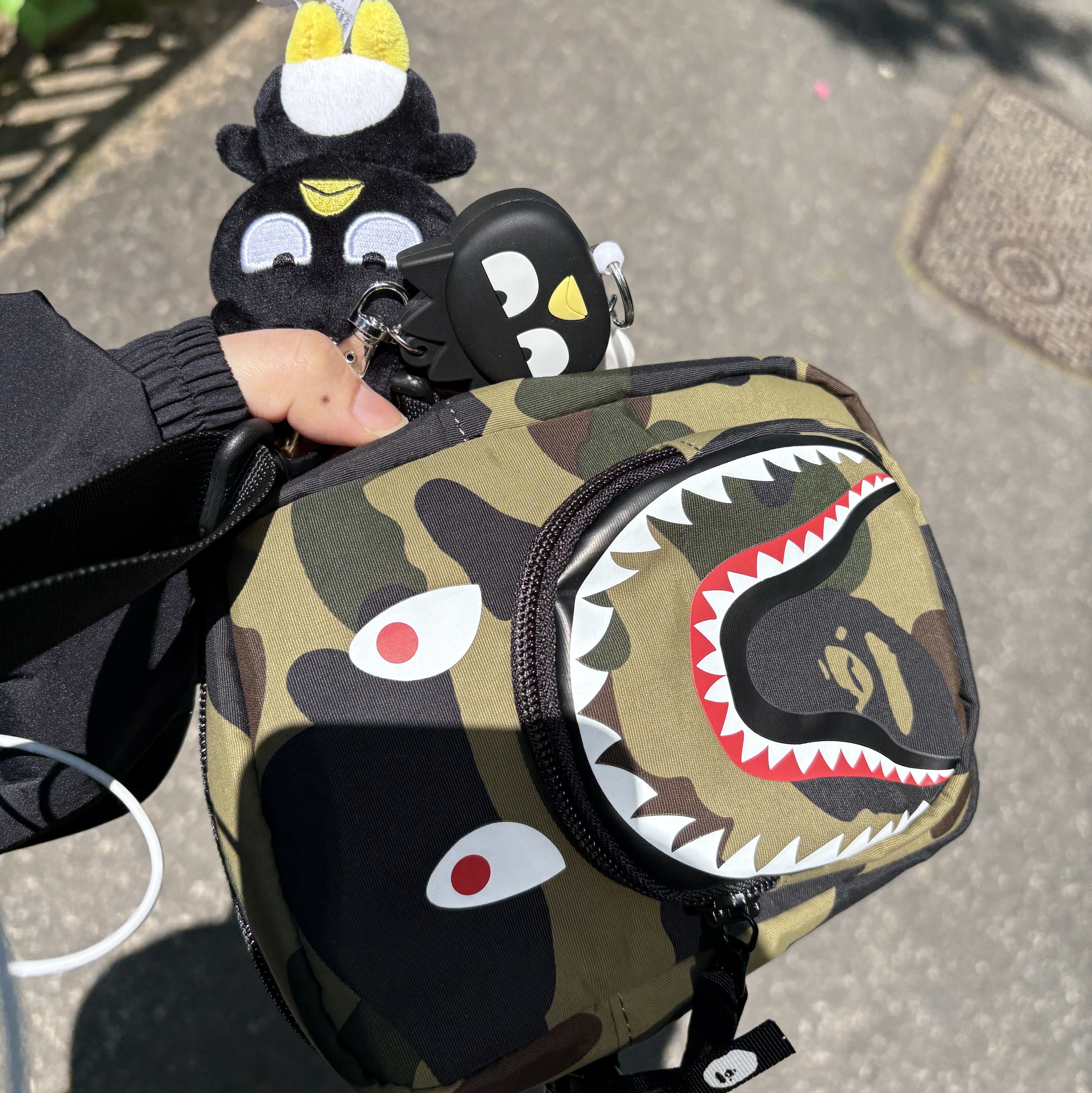 Sanrio Bad Batsumaru Face Shaped Reel Key Chain, BAPE 1st Camo Shark Mini Bag Green 착용 스타일