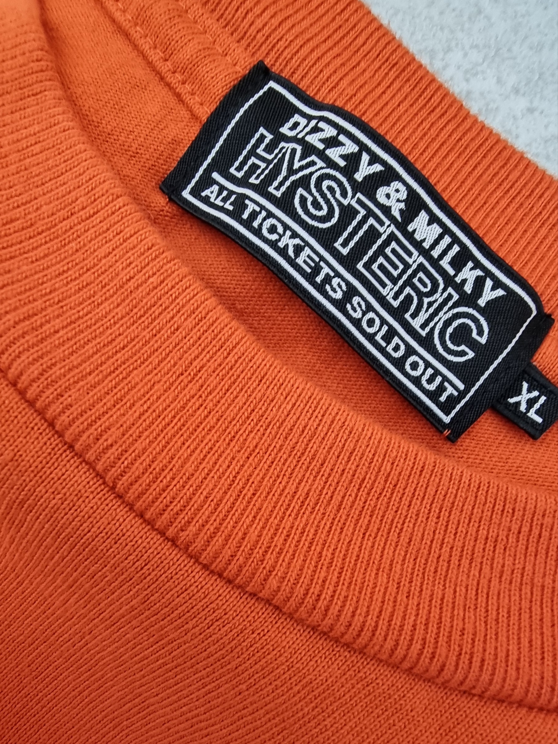 Hysteric Glamour HG. INC. T-Shirt Orange, Jordan 1 Retro High OG Patent Bred 착용 스타일 - 3
