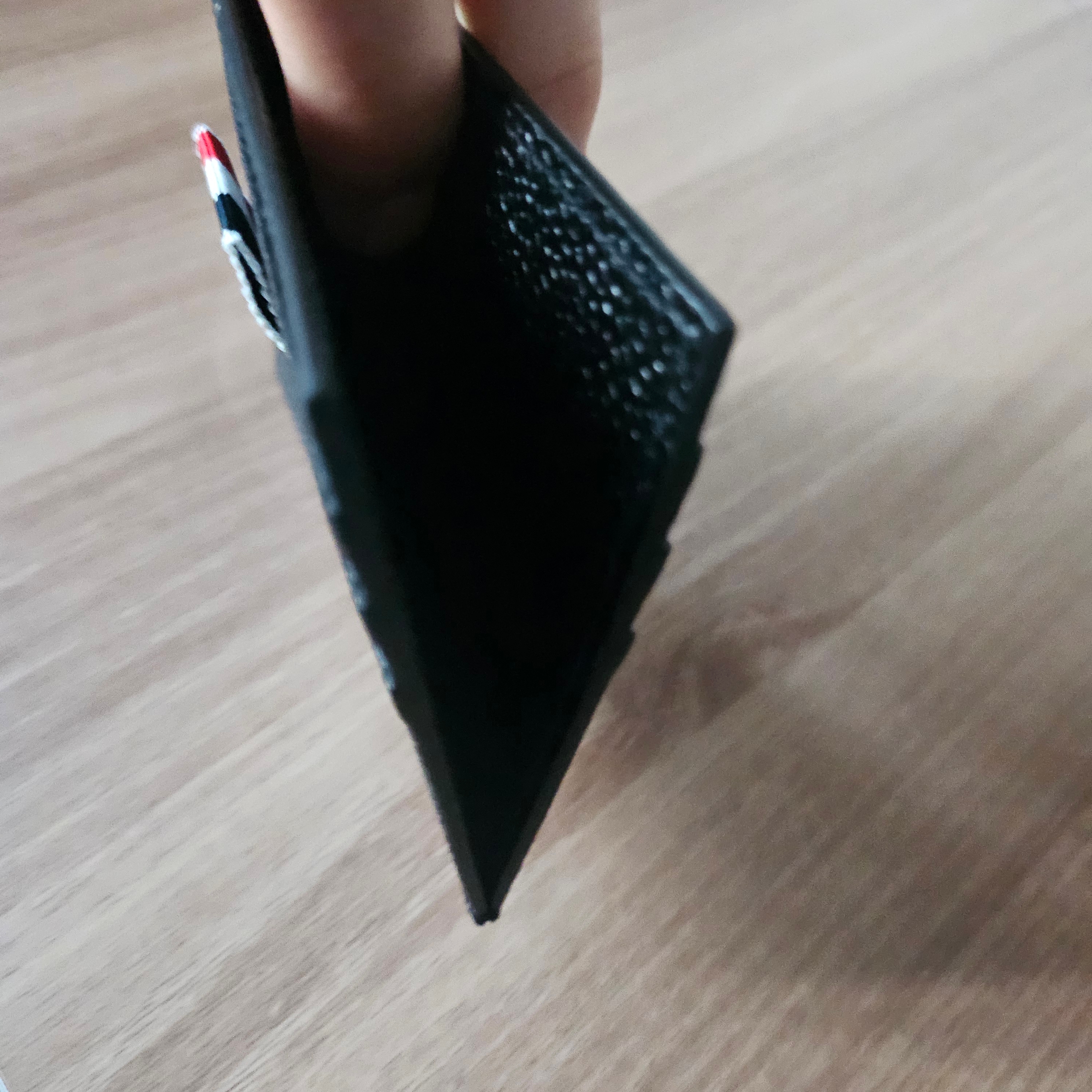Thom Browne Pebble Grain Leather Stripe Note Compartment Card Holder Black 착용 스타일 - 2