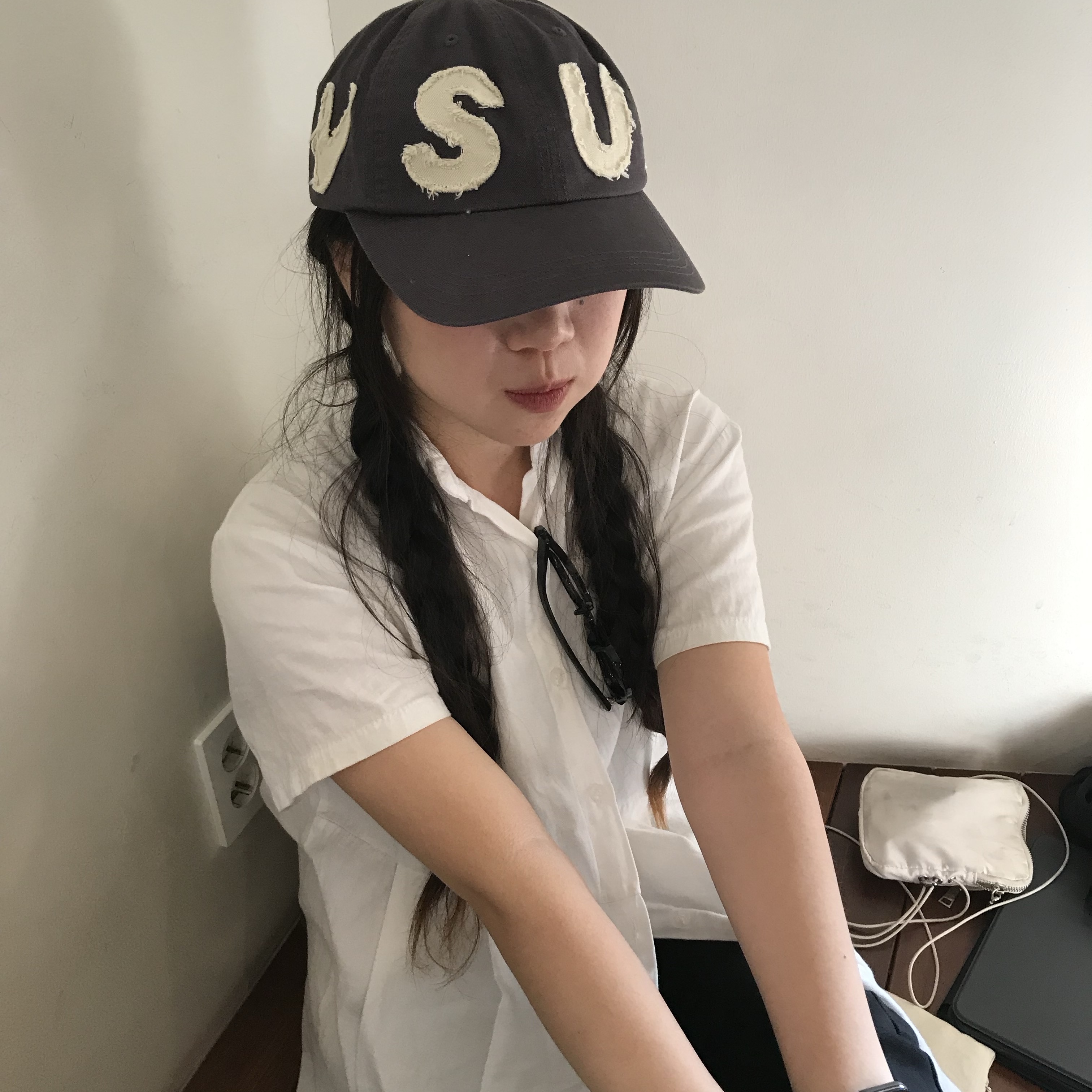 Sunlove Cut Off Capital Cap Charcoal 착용 스타일 - 1