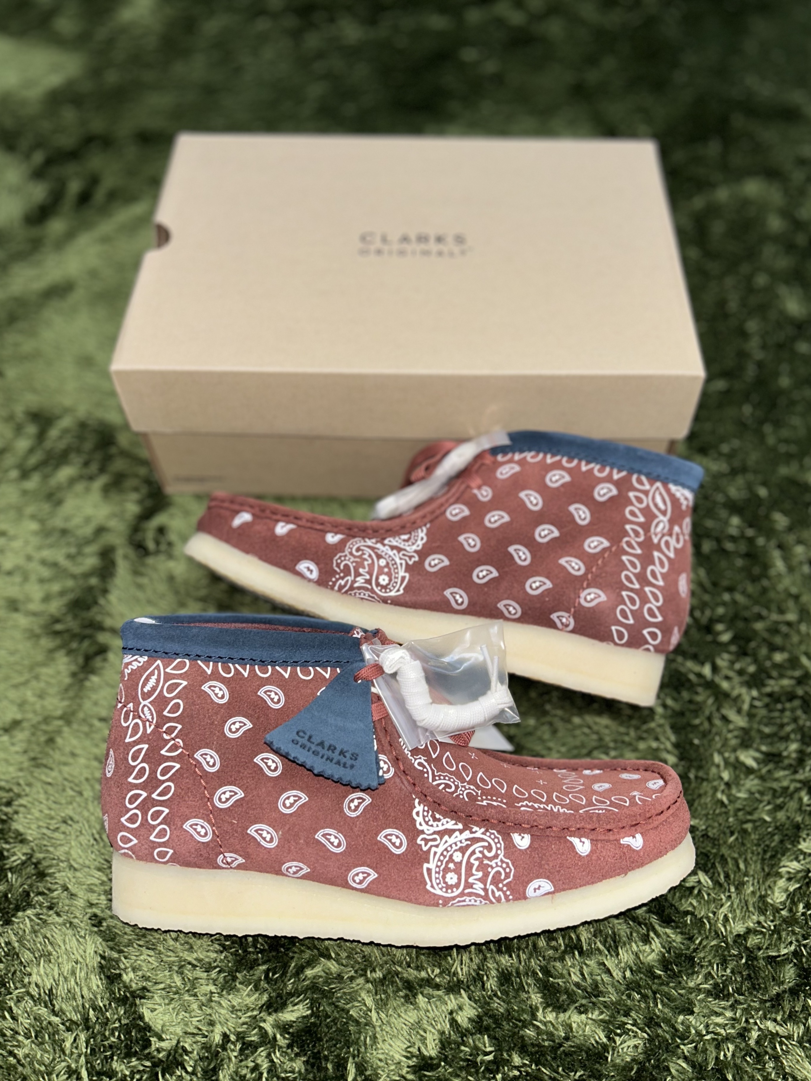 Clarks Wallabee Boots Brick Paisley 착용 스타일 - 1