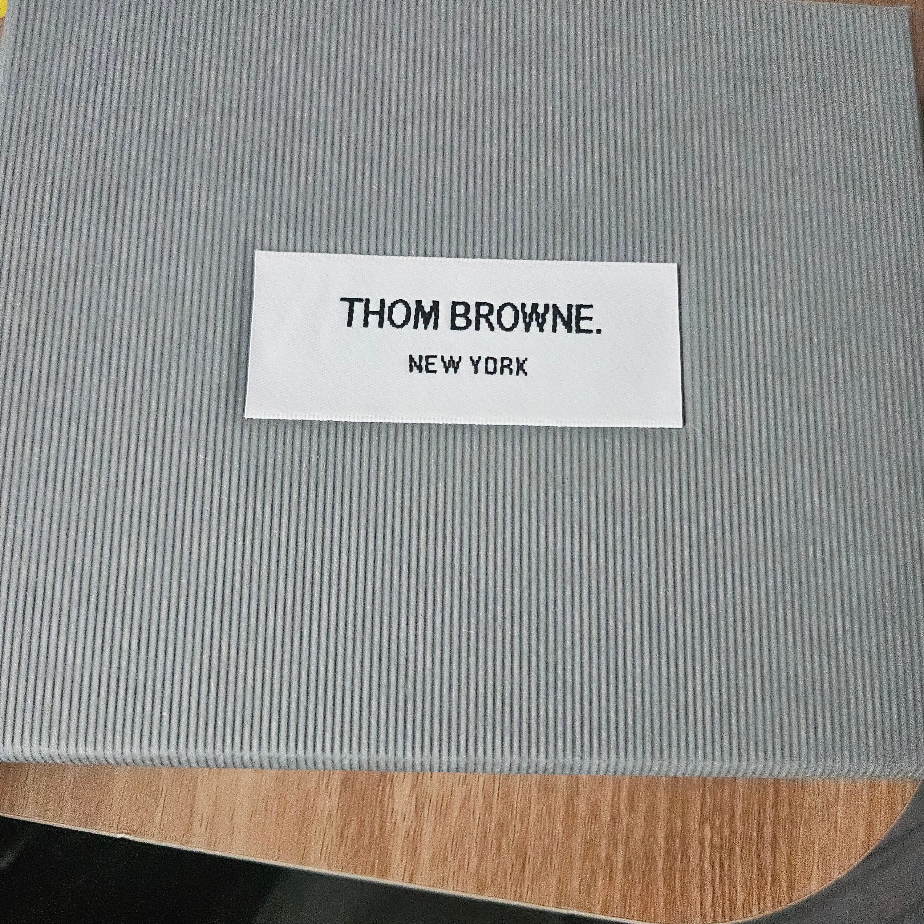 Thom Browne Pebble Grain Leather Stripe Note Compartment Card Holder Black 착용 스타일 - 4