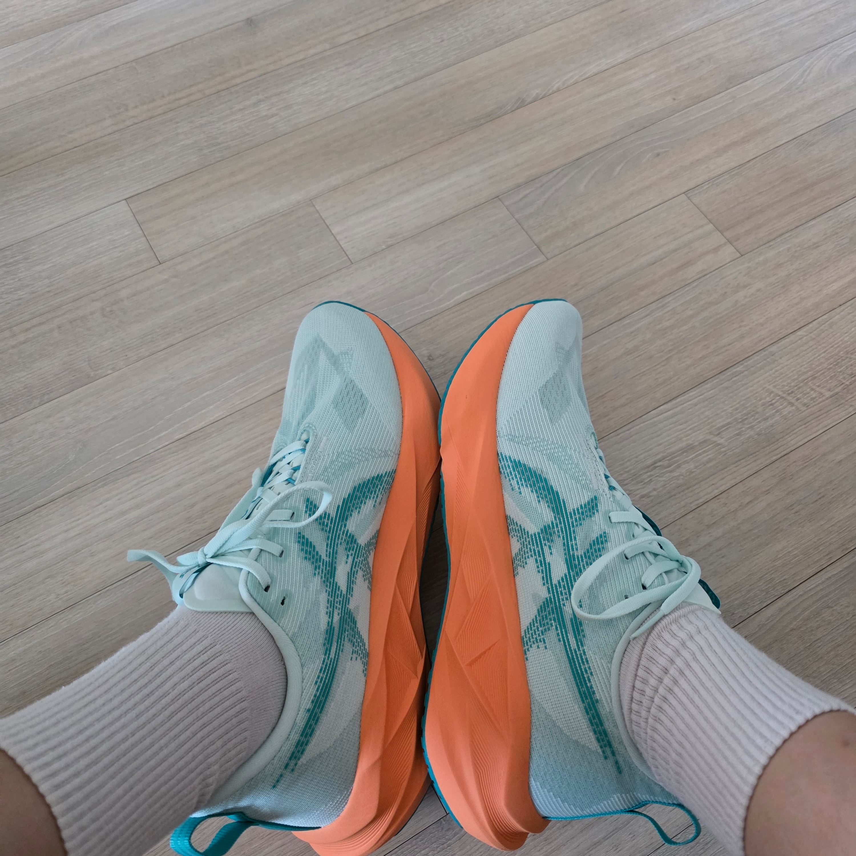 Asics Novablast 5 Soothing Sea Wave Teal 착용 스타일 - 3
