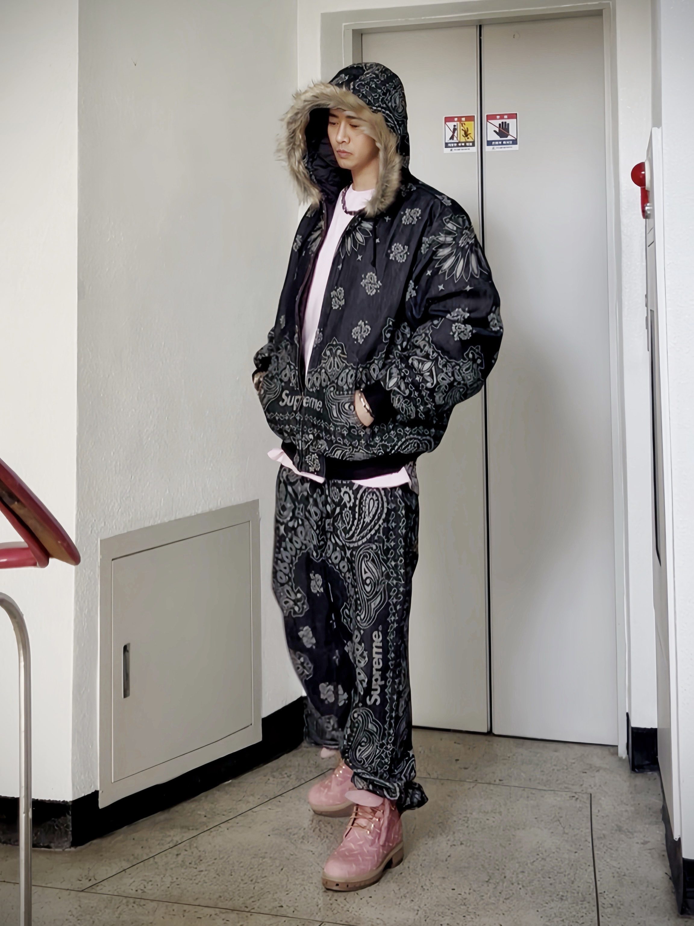 Supreme Bandana Jacquard Denim Camp Cap Black - 25SS, Supreme Bandana Jacquard Denim Hooded Work Jacket Black - 25SS 착용 스타일 - 3
