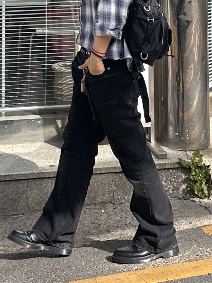 Permanent Archive Ombre Checkered Shirt Navy, Permanent Archive Semi Flare Denim Pants Black 착용 스타일 - 3