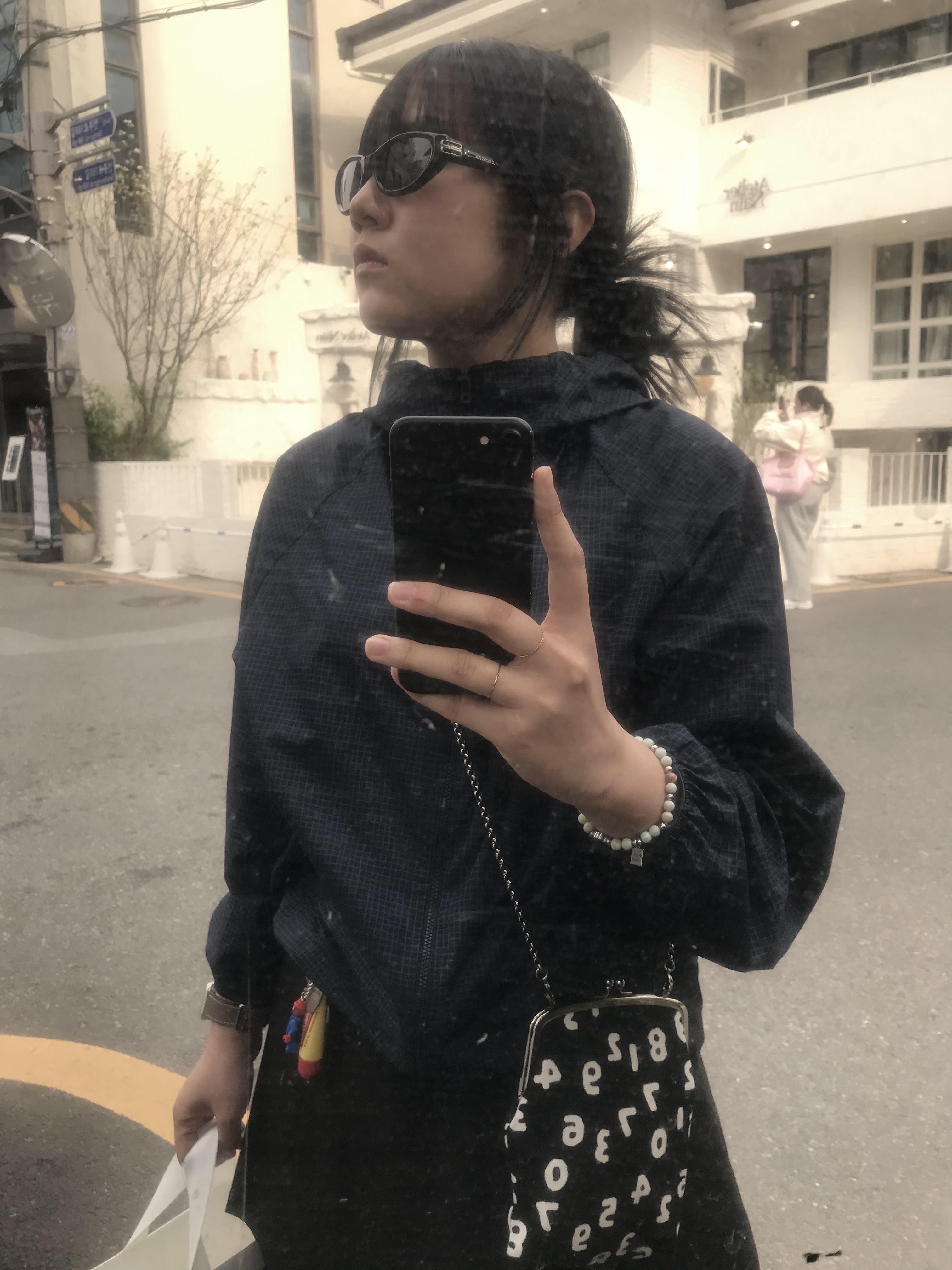 Sou Sou Canvas Soft Gamaguchi Bag Large Black (with 110cm Black Leather Strap), Gentle Monster Sosomo 01 Black Black 착용 스타일 - 1