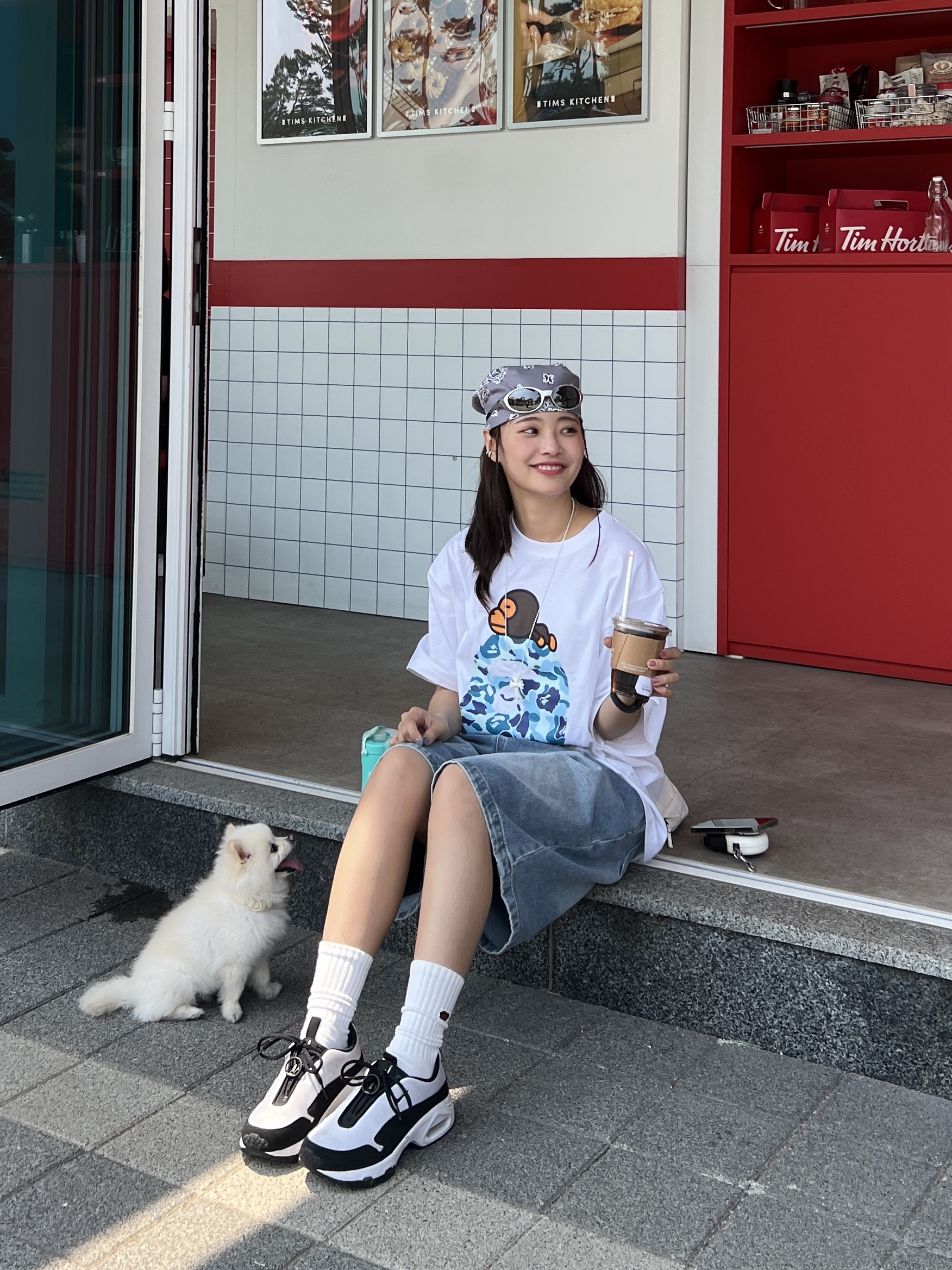 BAPE ABC Camo Milo on Big Ape T-Shirt White Blue, Oakley Eye Jacket Redux Silver Frame Prizm Black Polarized Lenses High Bridge Fit 착용 스타일 - 1