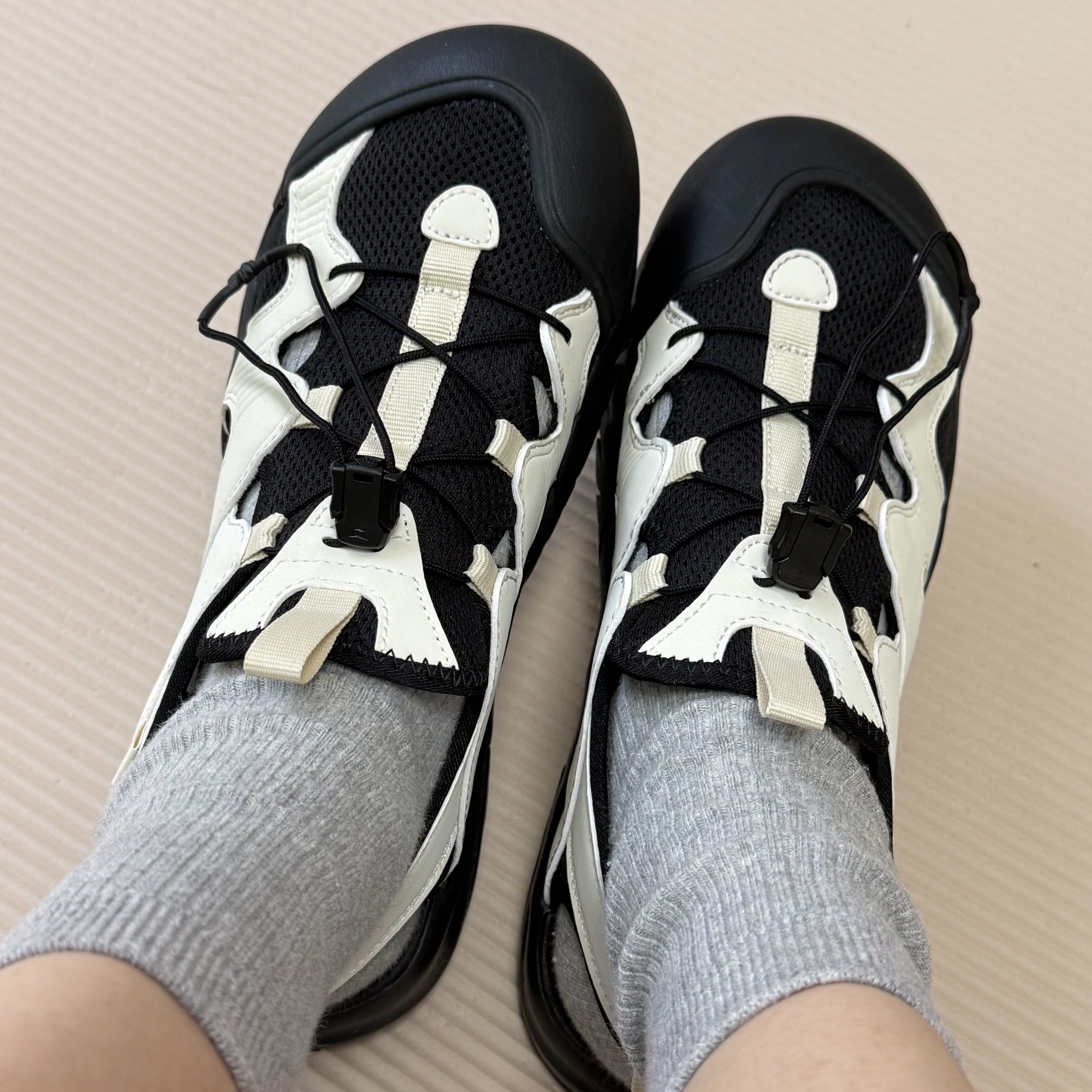[6% 적립] Fila Peito Sandals V2 Cream 착용 스타일 - 3