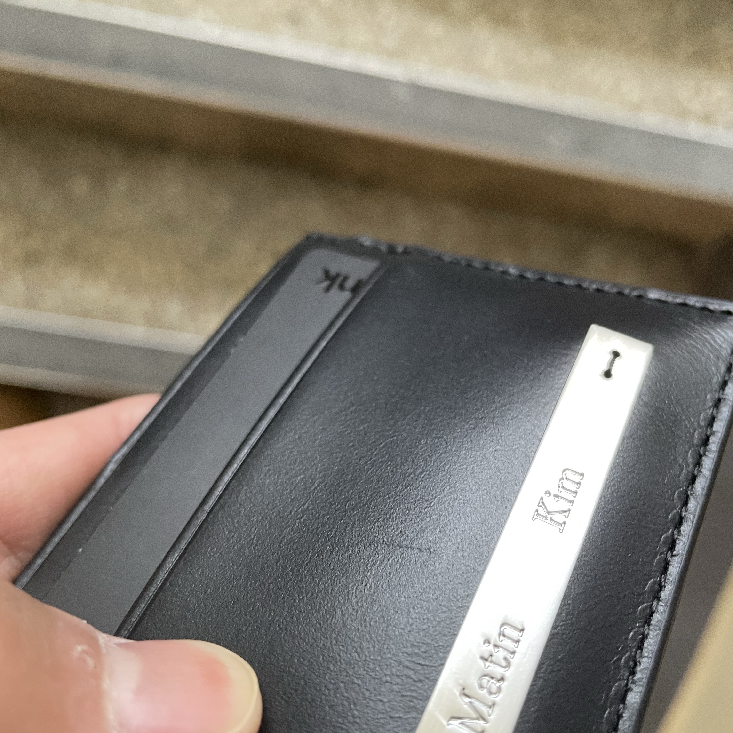 Matin Kim Vintage Card Wallet Black 착용 스타일