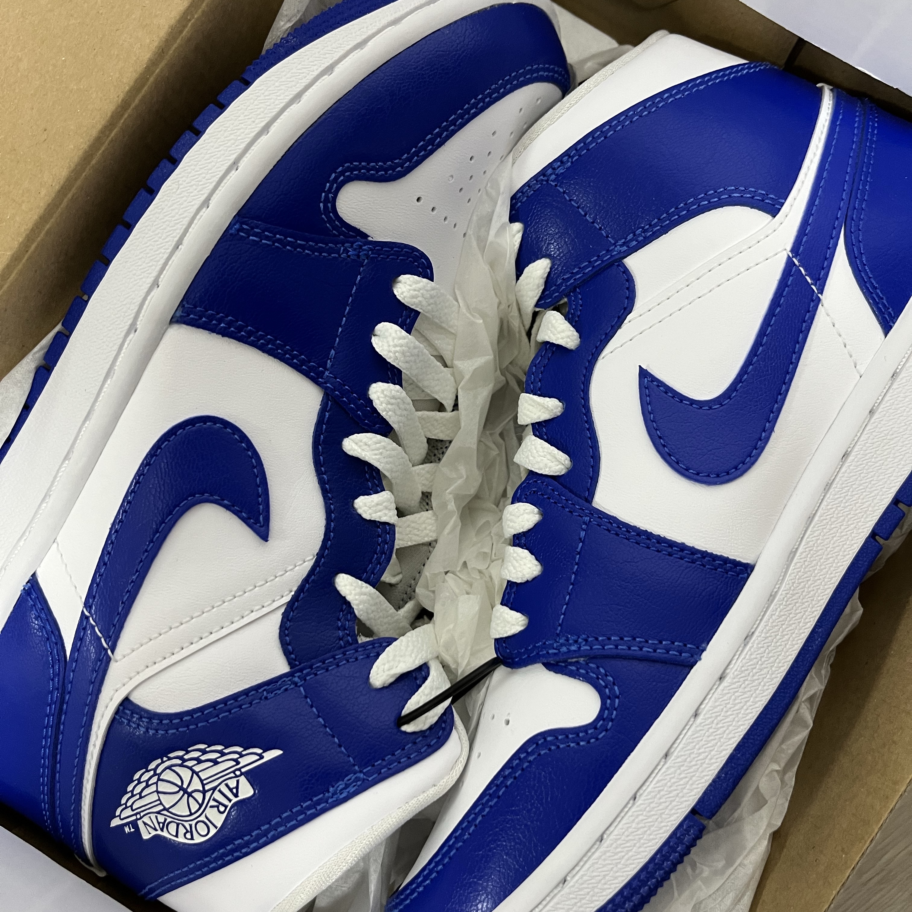 (W) Jordan 1 Mid White Hyper Royal 착용 스타일