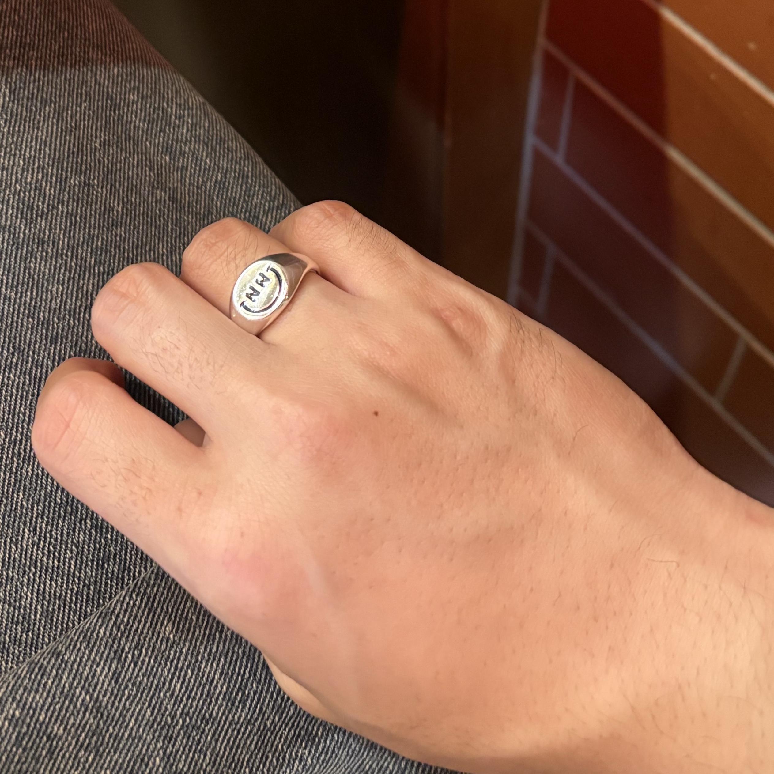 Nonenon Black Smile Ring 착용 스타일 - 2