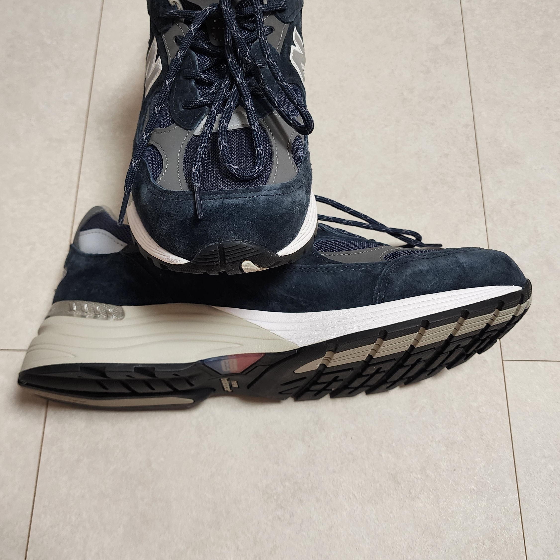 New Balance 992 Made in USA Core Navy 착용 스타일 - 2