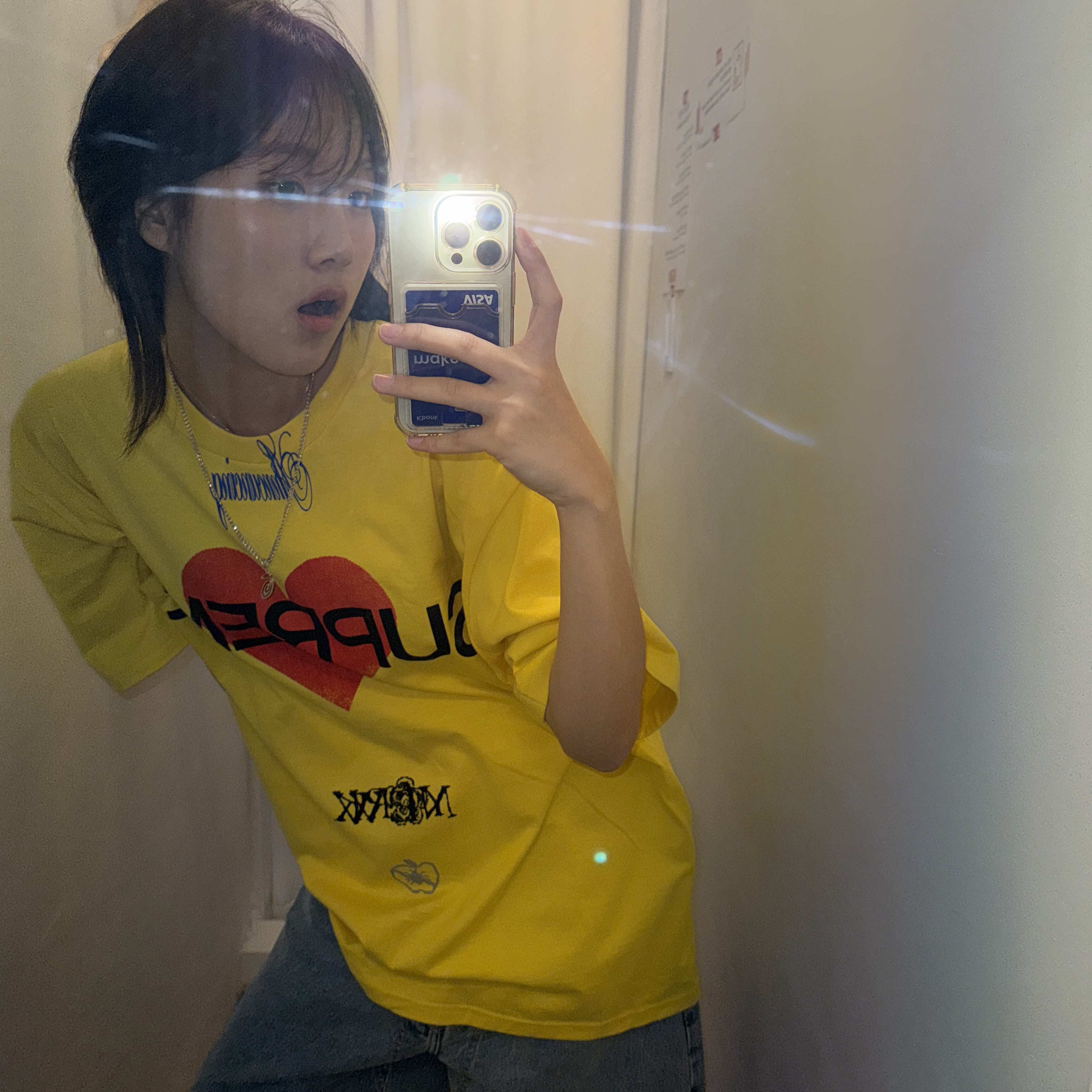 Supreme Announcing T-Shirt Yellow - 25SS, Supreme Announcing T-Shirt White - 25SS 착용 스타일 - 2