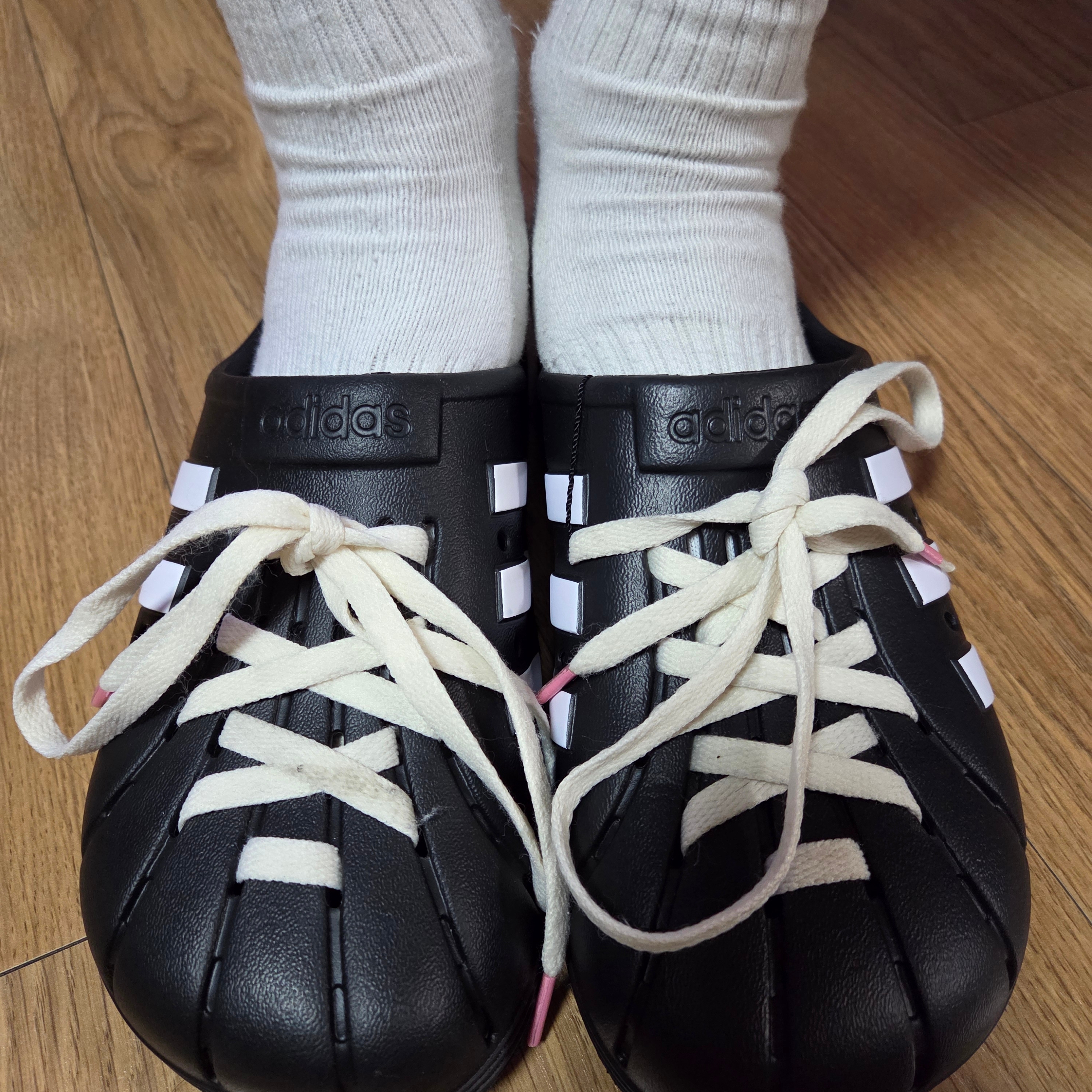 Adidas Adilette Clog Black White 착용 스타일