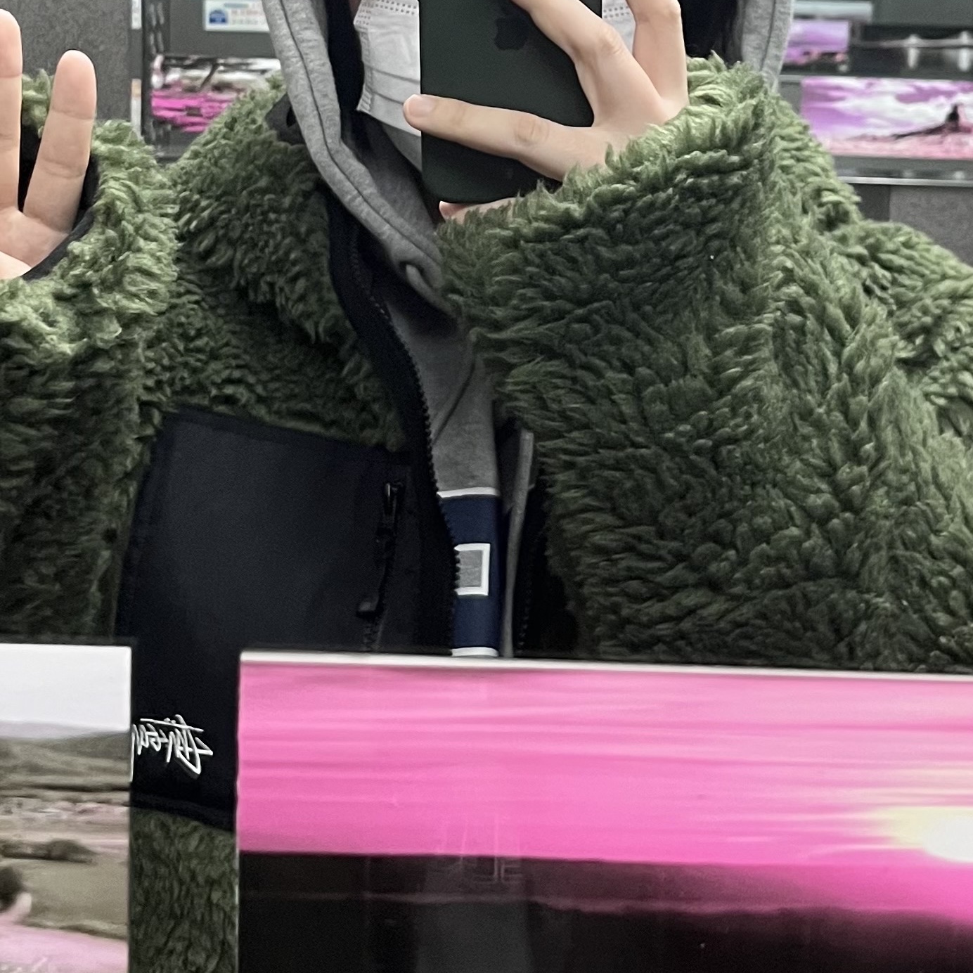Stussy Sherpa Jacket Olive 착용 스타일 - 2