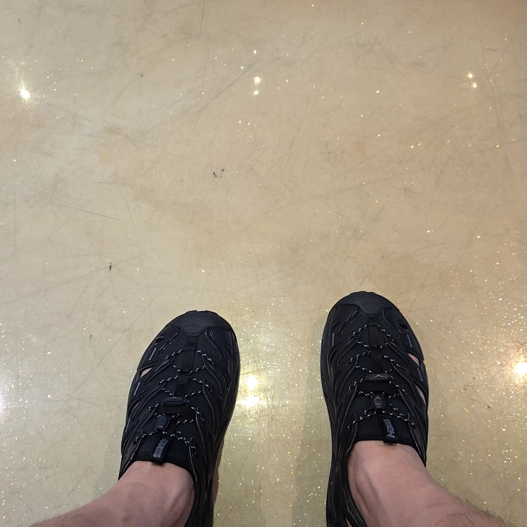 Hoka Hopara Black Castle Rock 착용 스타일
