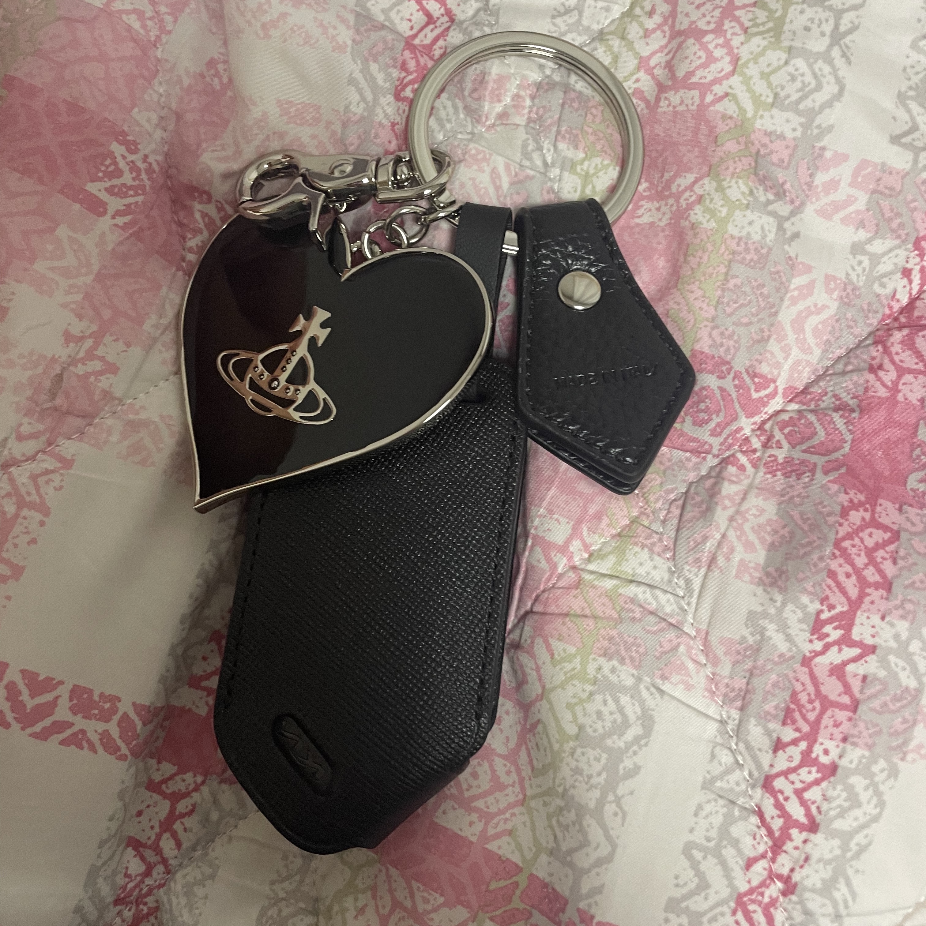 Vivienne Westwood Re-Vegan Grain Mirror Heart Orb Keyring Black 착용 스타일